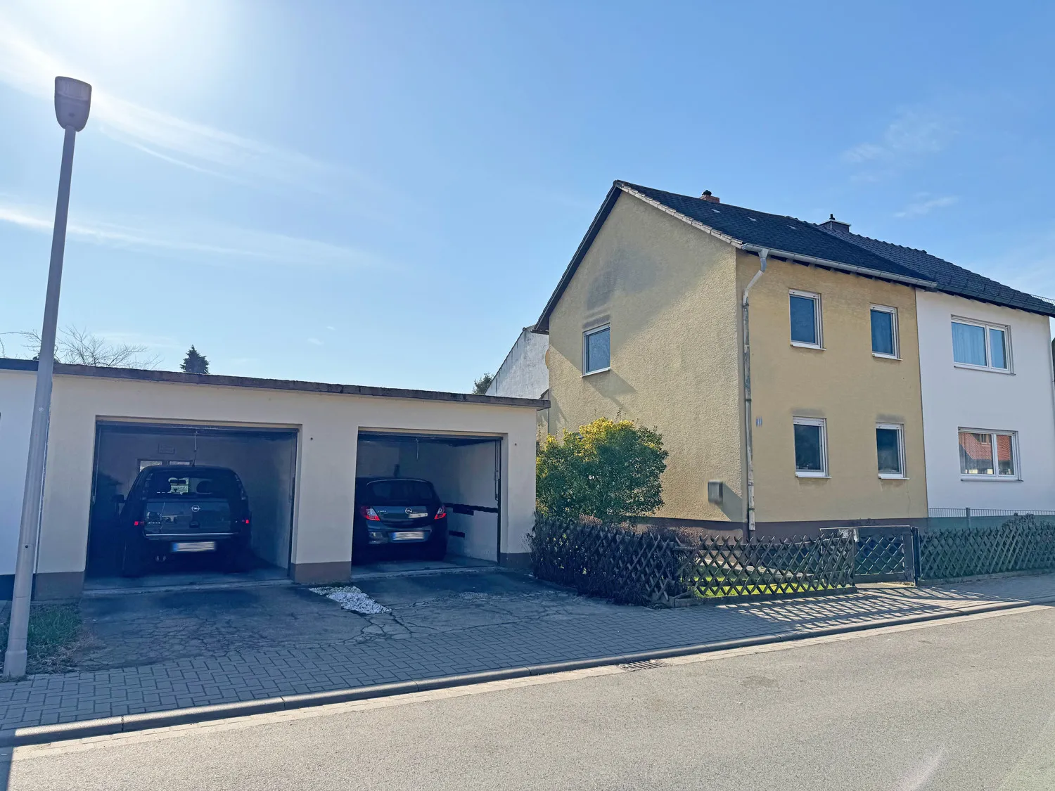 Außenansicht mit zwei Garagen