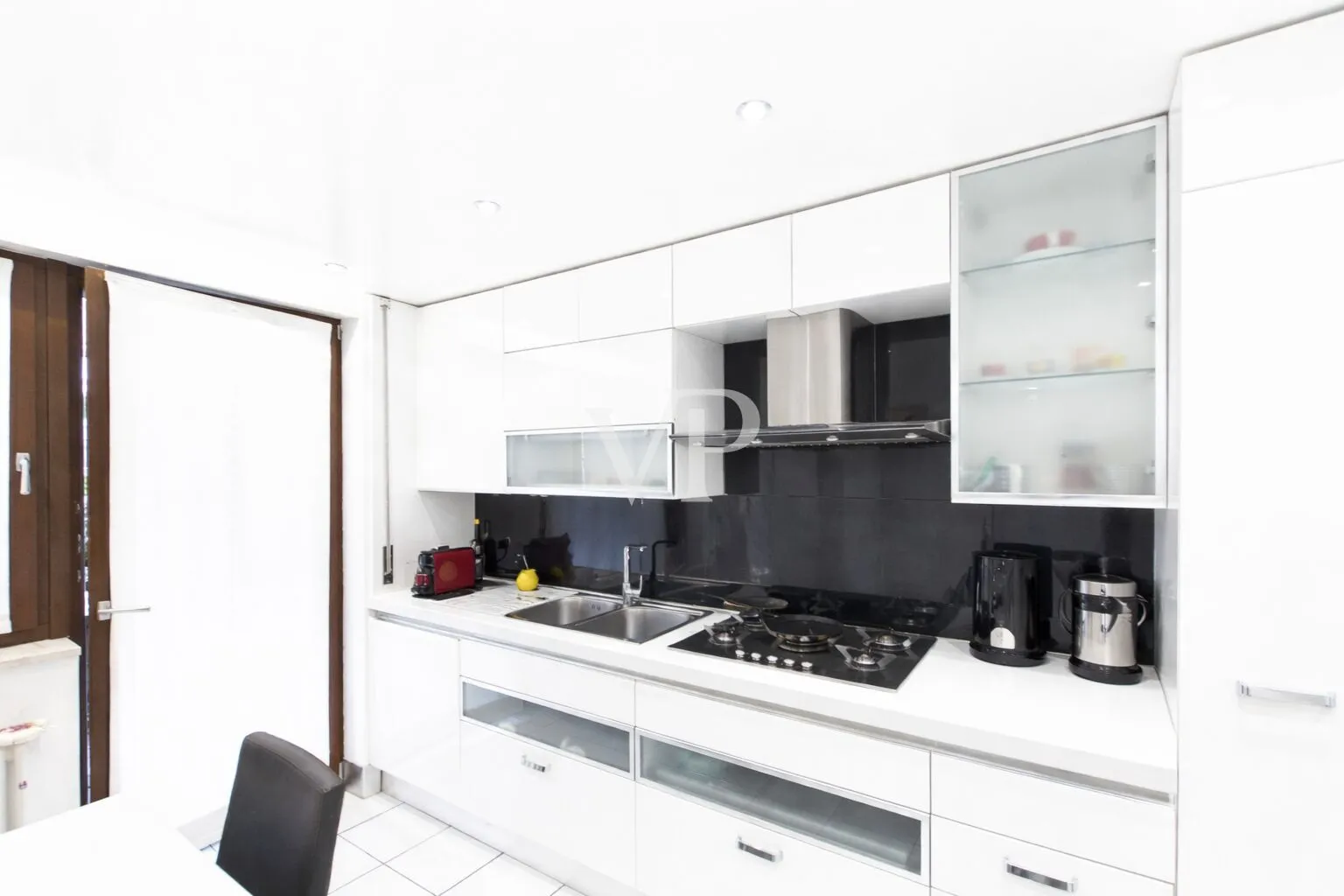 Laives, via Max Valier in Garden Village: ampio trilocale con terrazza