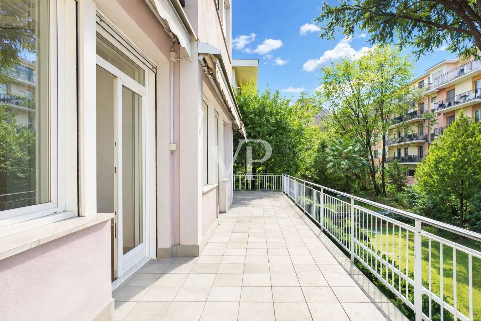 Elégant et spacieux appartement de trois pièces avec terrasse