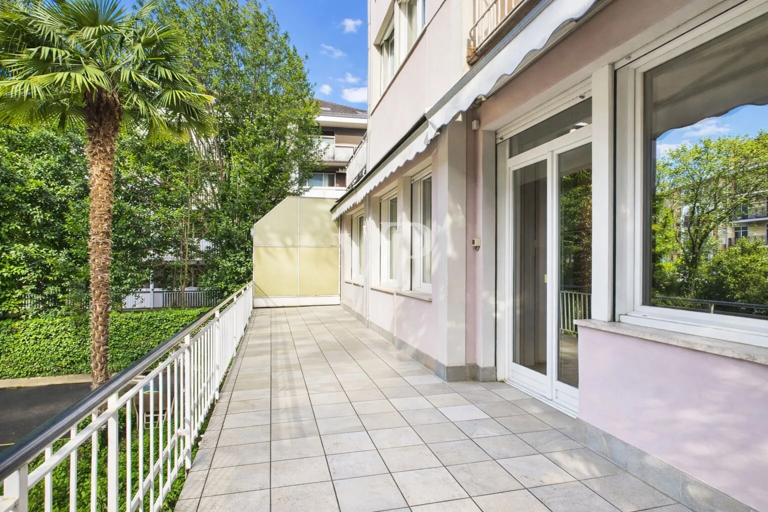 Elégant et spacieux appartement de trois pièces avec terrasse