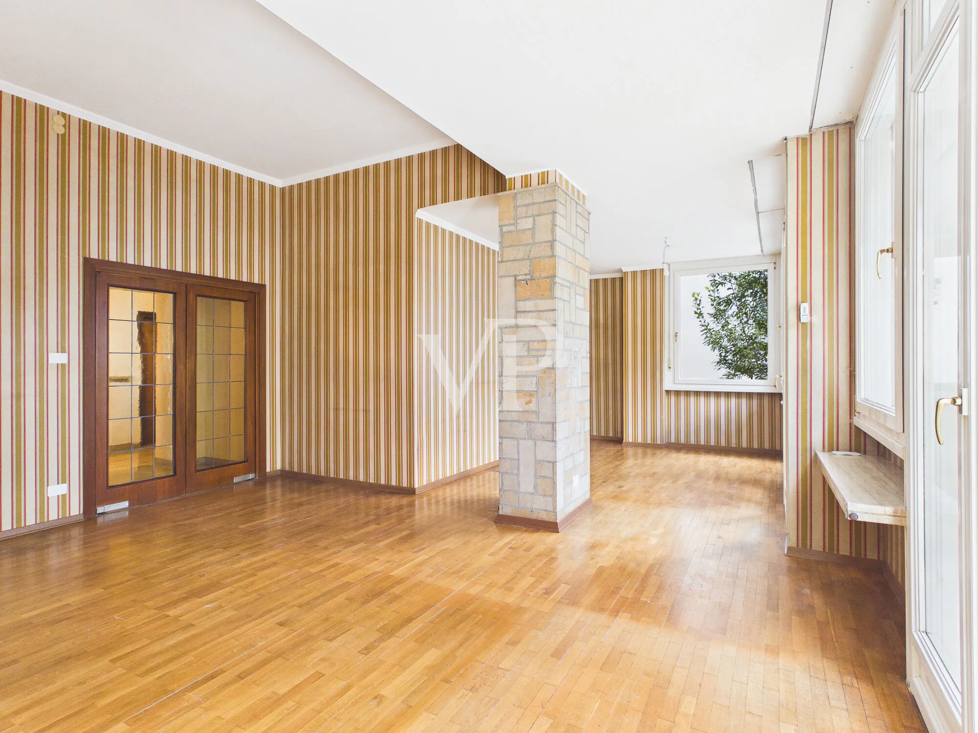 Elégant et spacieux appartement de trois pièces avec terrasse