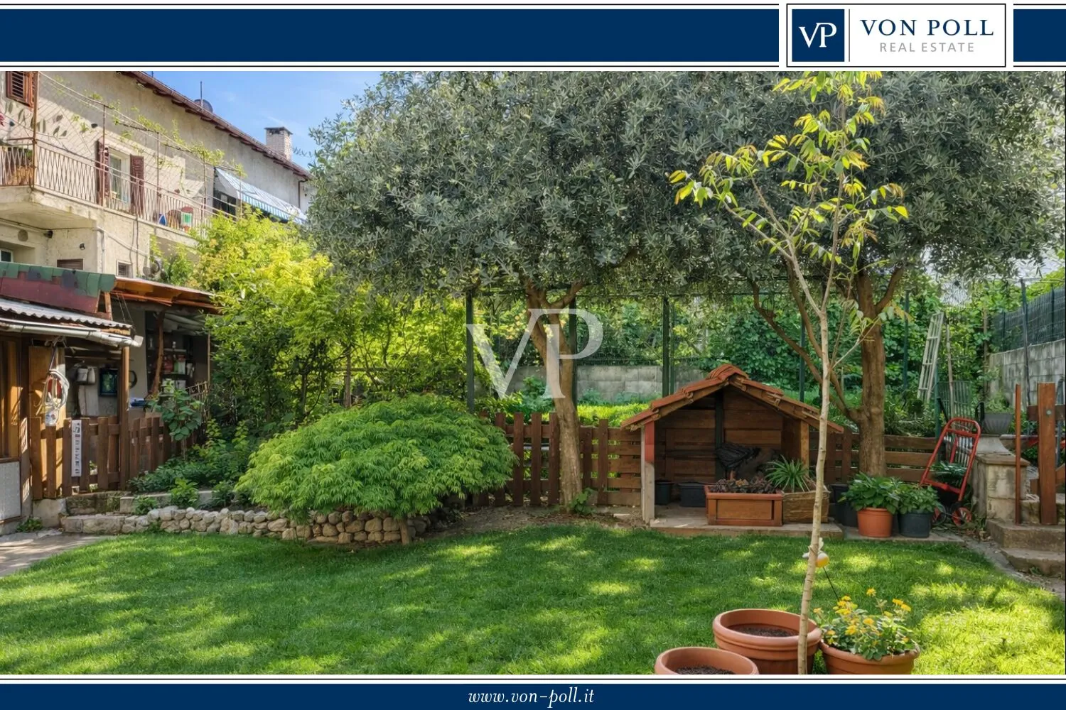 Haus mit drei unabhängigen Wohnungen und einem großen Garten in einer ruhigen Gegend