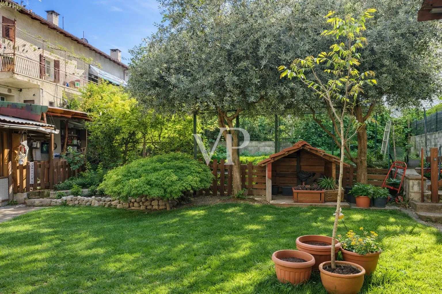 Haus mit drei unabhängigen Wohnungen und einem großen Garten in einer ruhigen Gegend