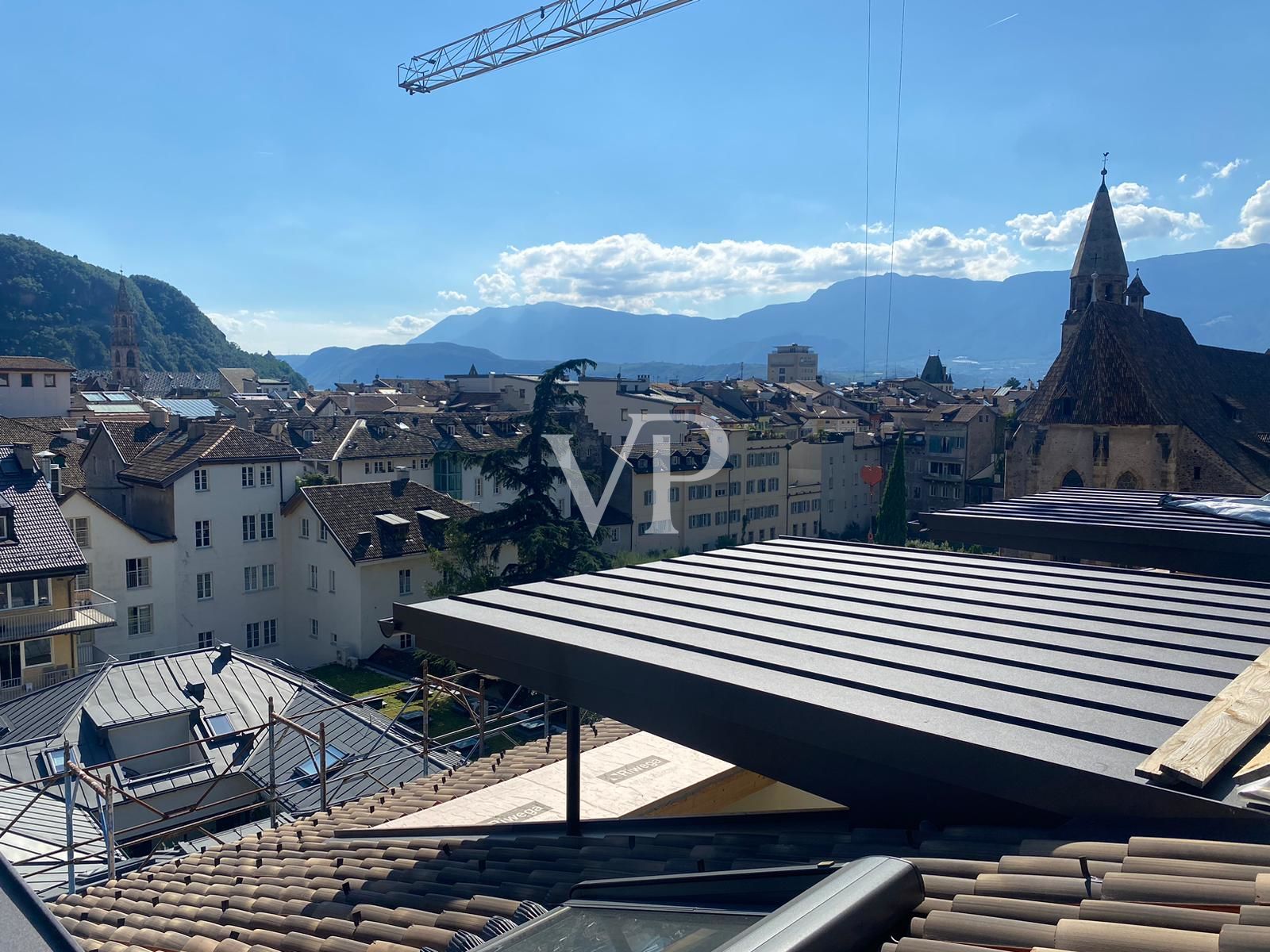 Attico di pregio con vista panoramica nel cuore di Bolzano