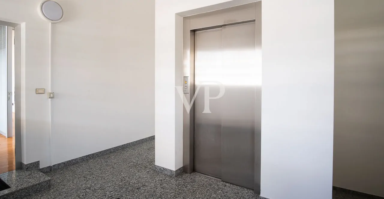 Penthouse-Büro mit großer Dachterrasse und nennenswerter Kubatur