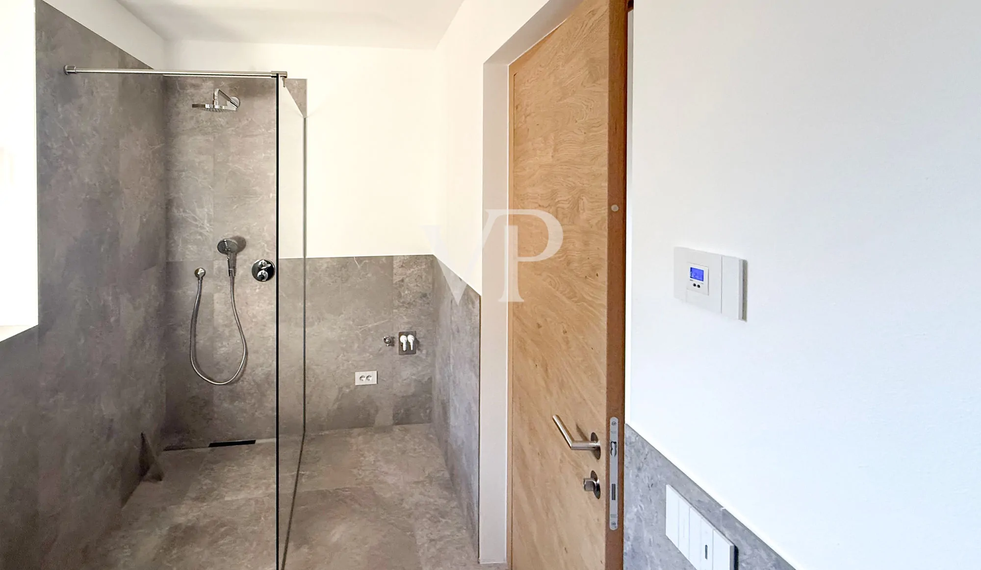 Elegante Reihenvilla mit Blick ins Grüne.