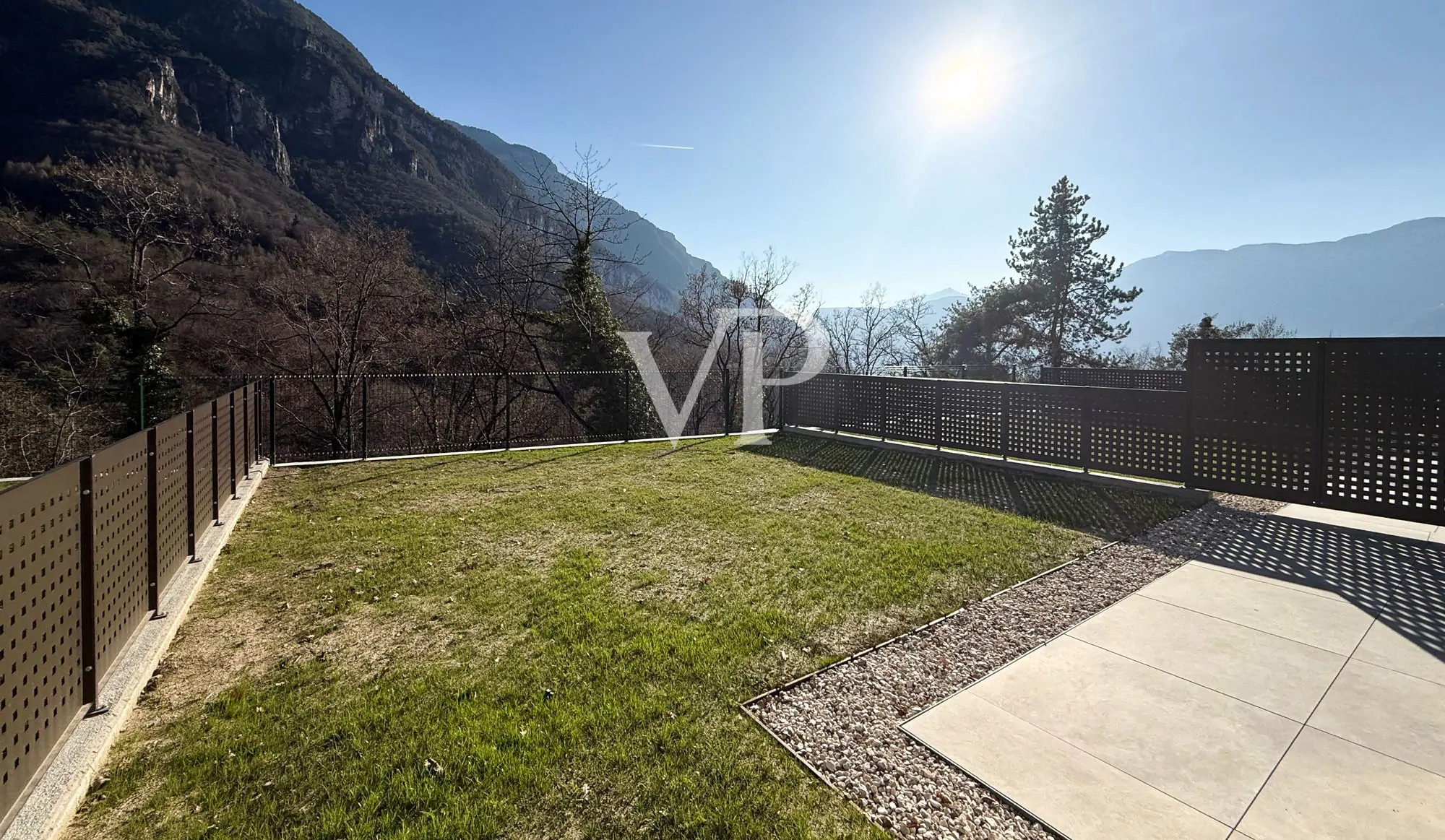 Elegante Reihenvilla mit Blick ins Grüne.