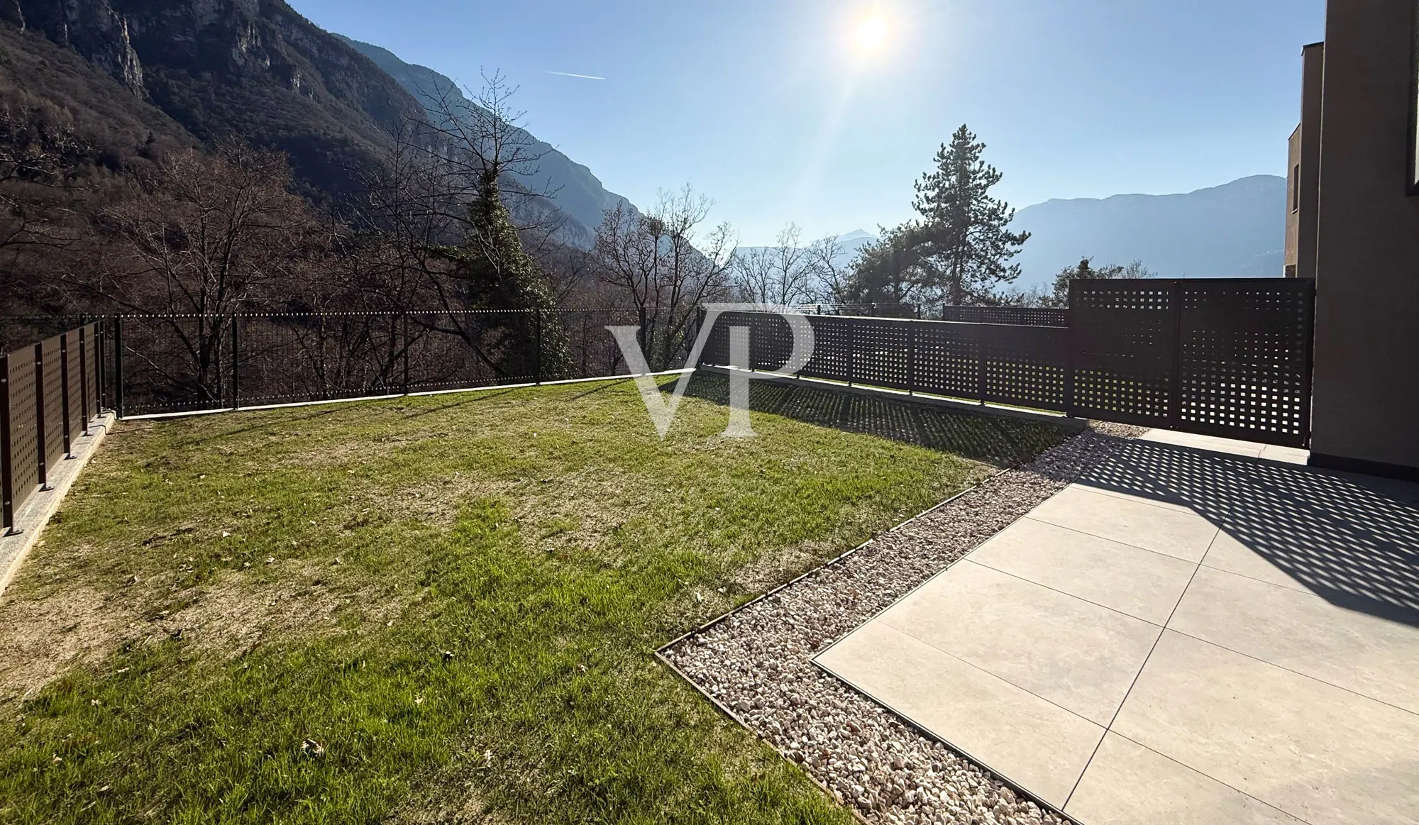 Elegante Reihenvilla mit Blick ins Grüne.