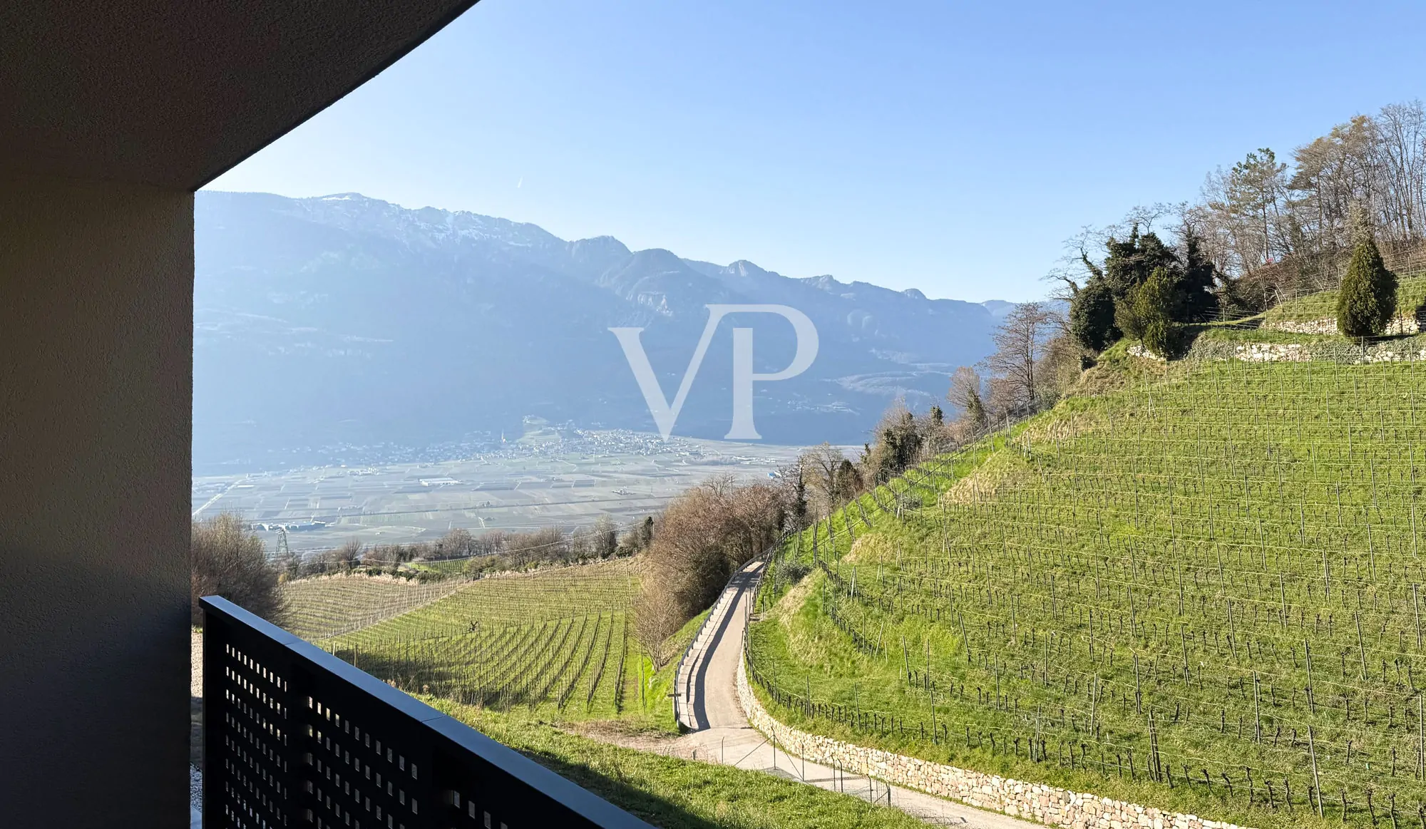 Elegante Reihenvilla mit Blick ins Grüne.