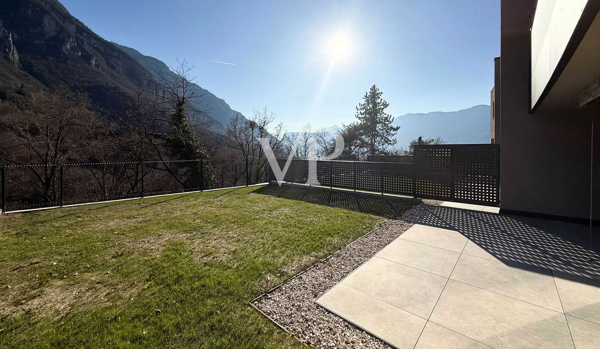 Elegante Reihenvilla mit Blick ins Grüne.