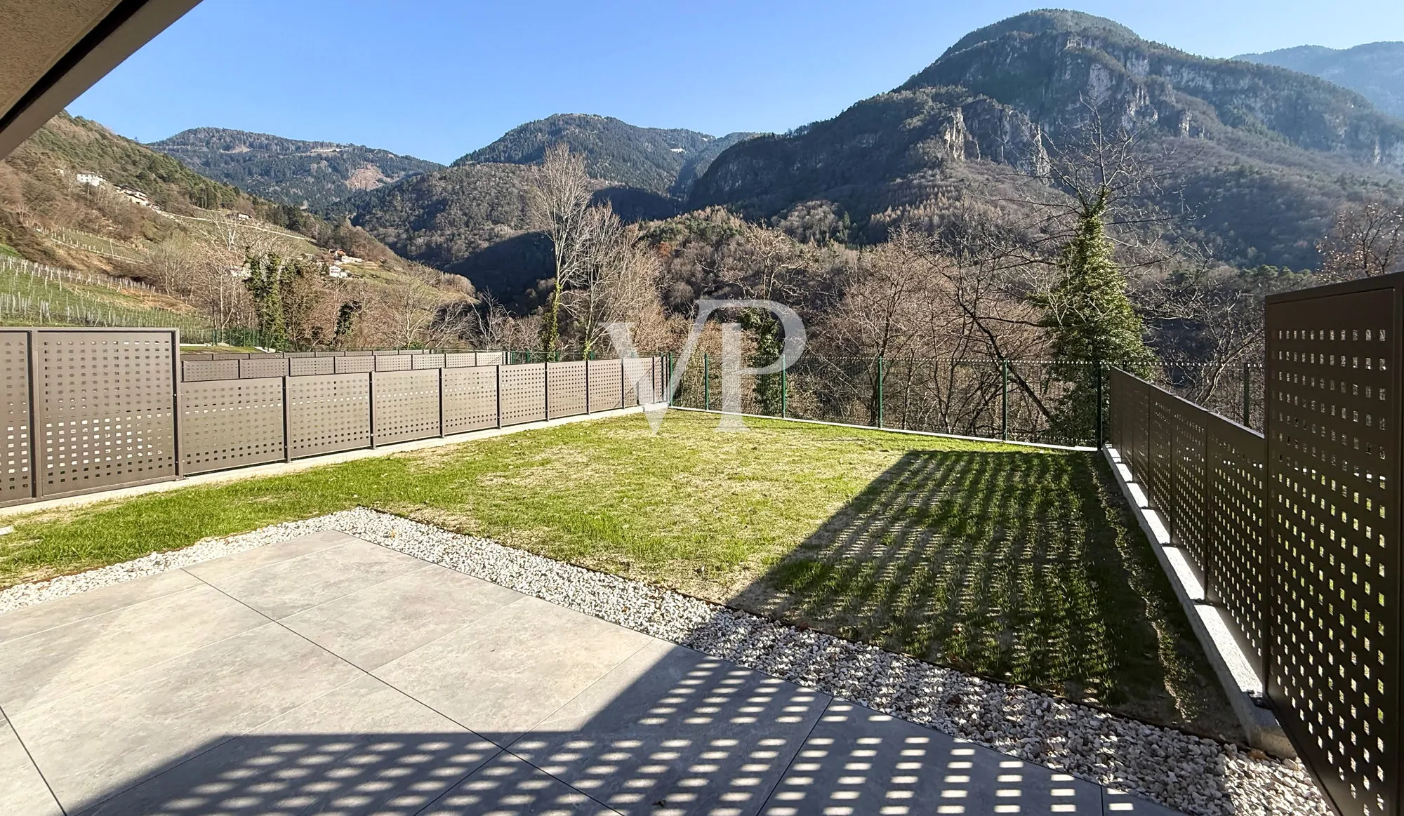 Elegante Reihenvilla mit Blick ins Grüne.