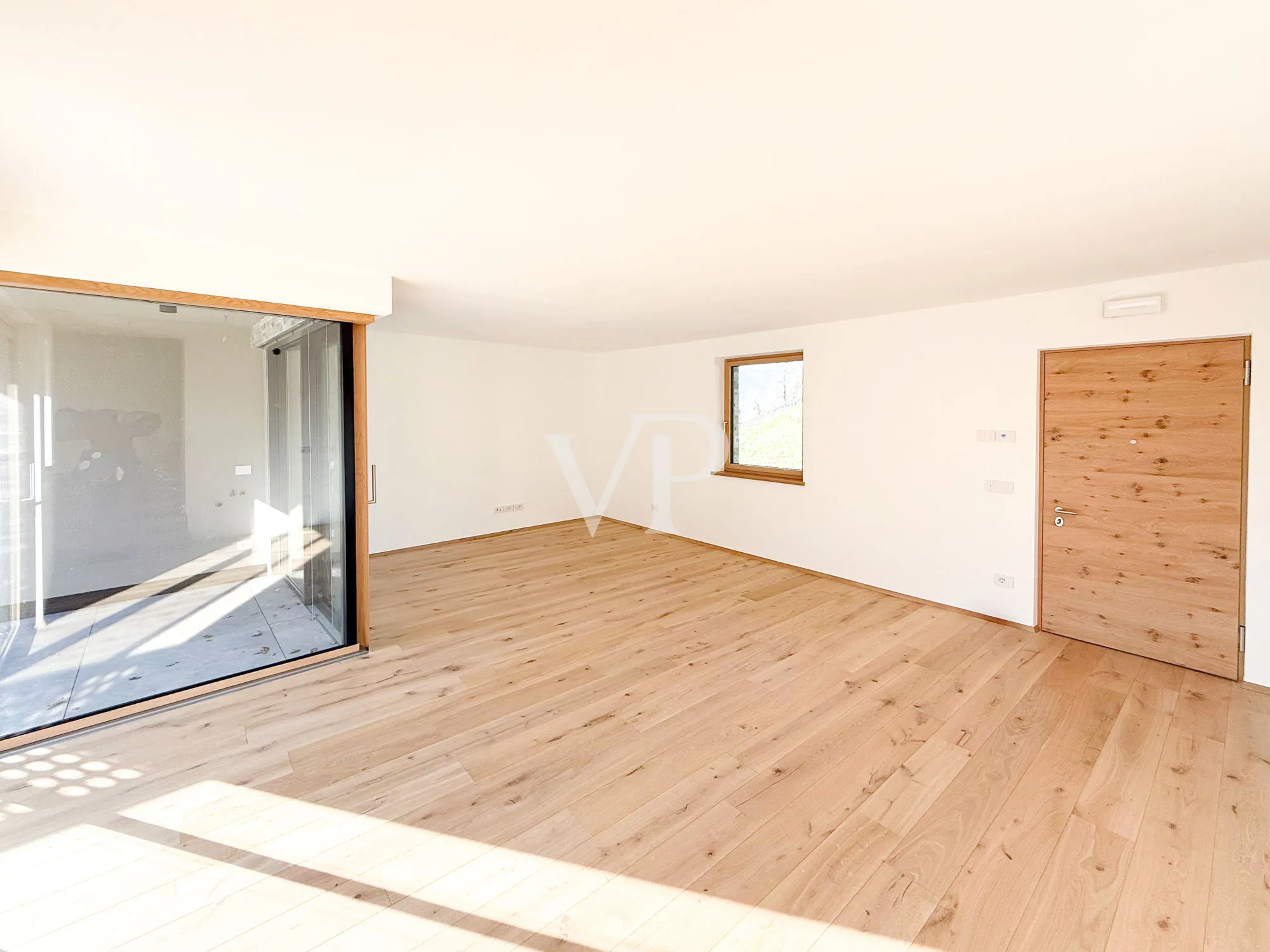 Elegante y moderno chalet adosado rodeado de vegetación.