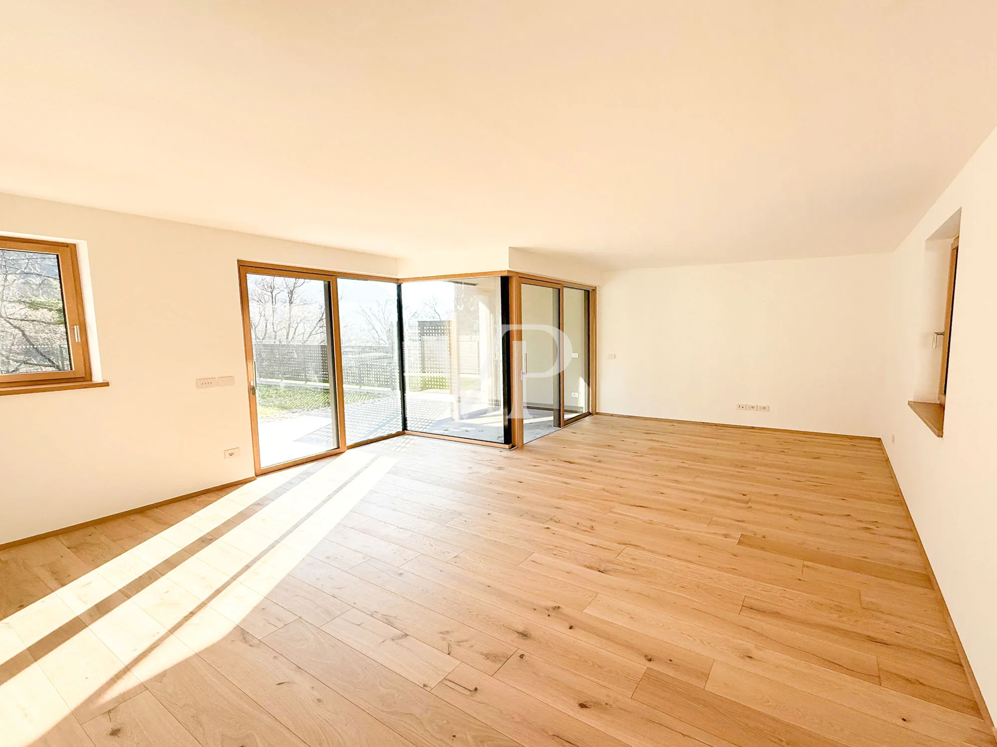 Elegante y moderno chalet adosado rodeado de vegetación.