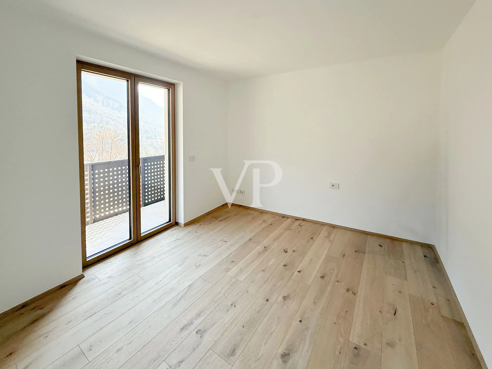 Elegante y moderno chalet adosado rodeado de vegetación.