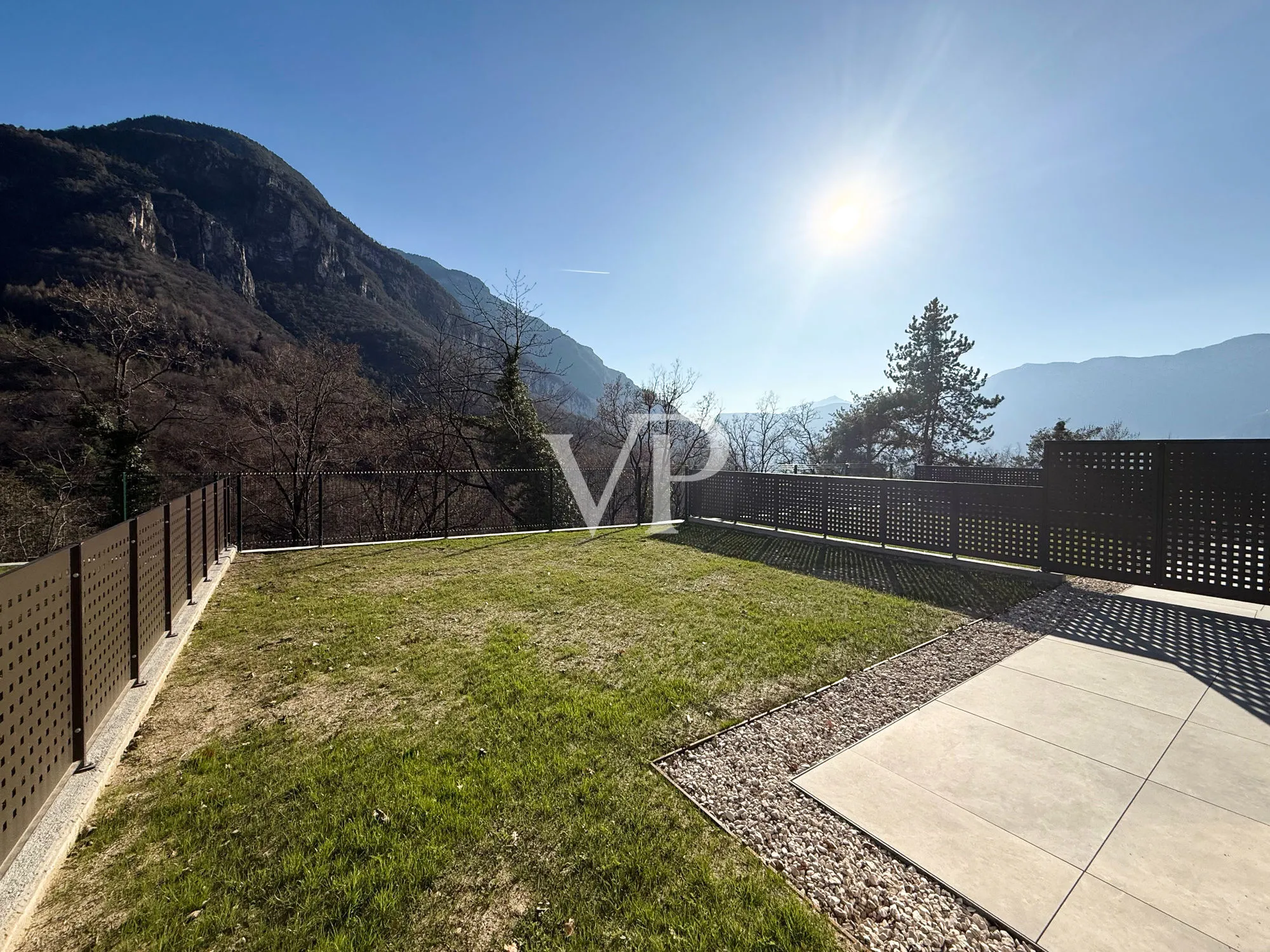 Elegante y moderno chalet adosado rodeado de vegetación.