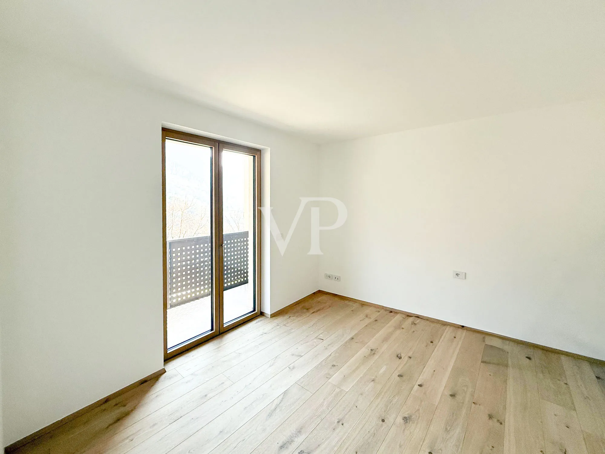 Elegante y moderno chalet adosado rodeado de vegetación.