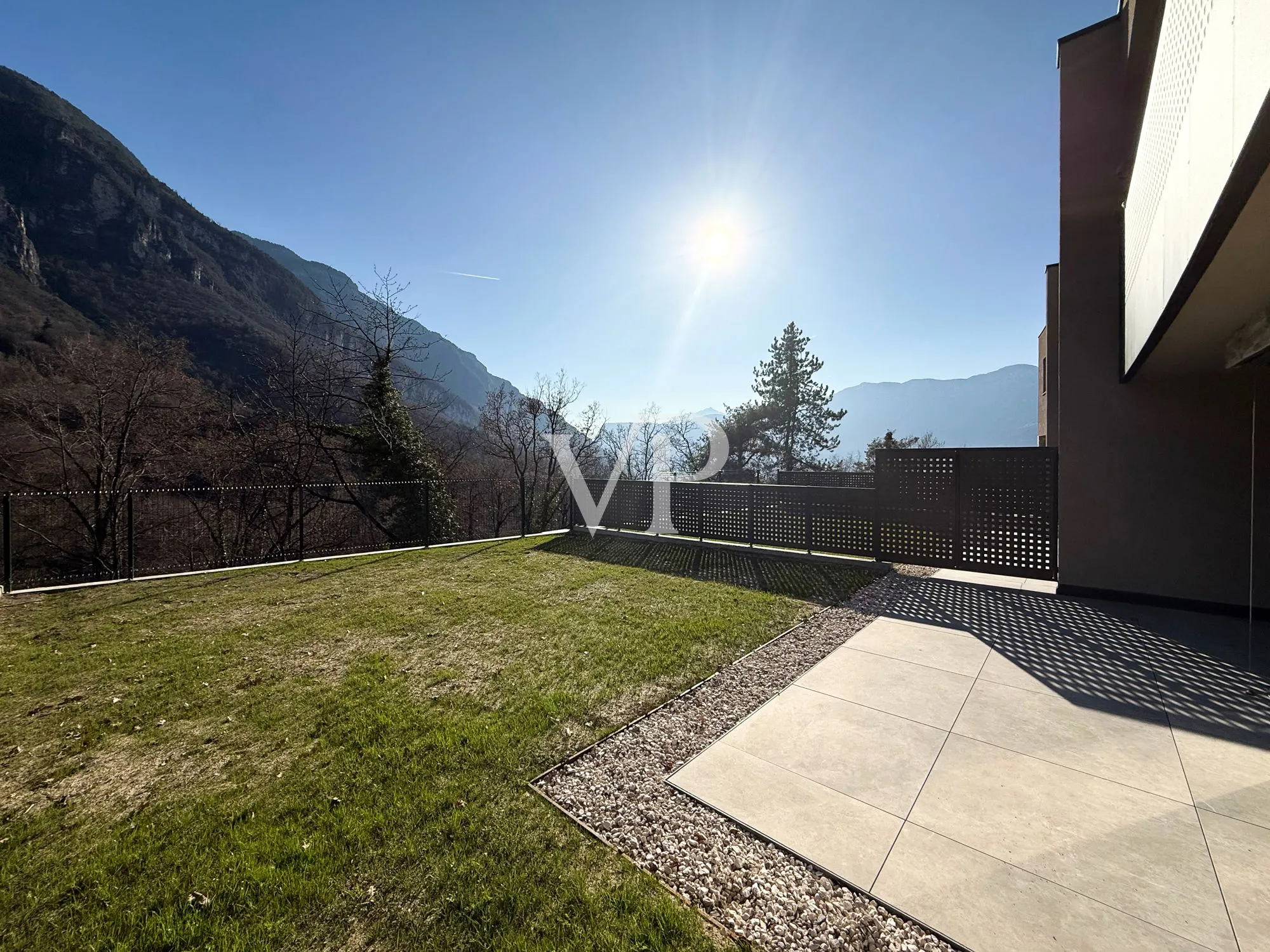 Elegante y moderno chalet adosado rodeado de vegetación.