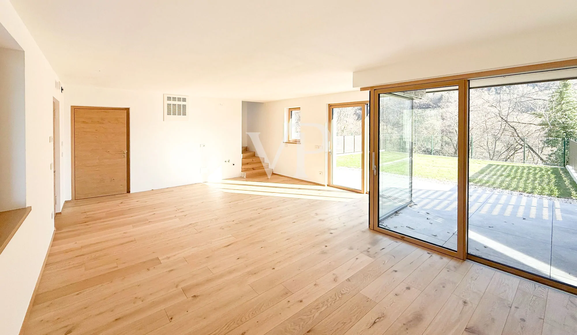 Elegante Reihenvilla mit Blick ins Grüne.