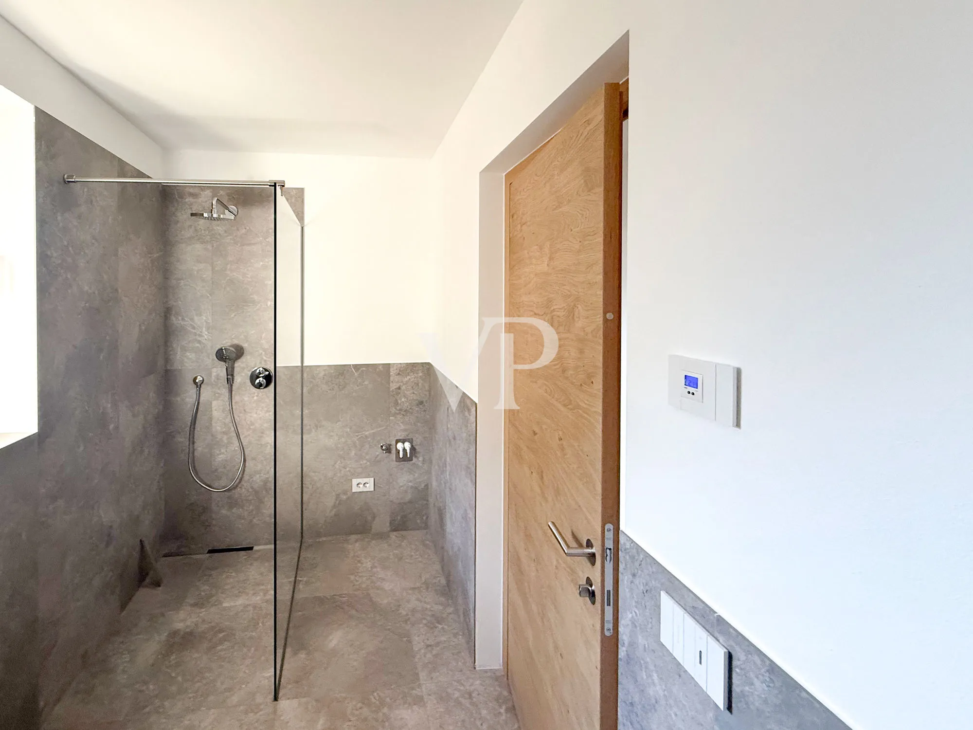 Elegante y moderno chalet adosado rodeado de vegetación.