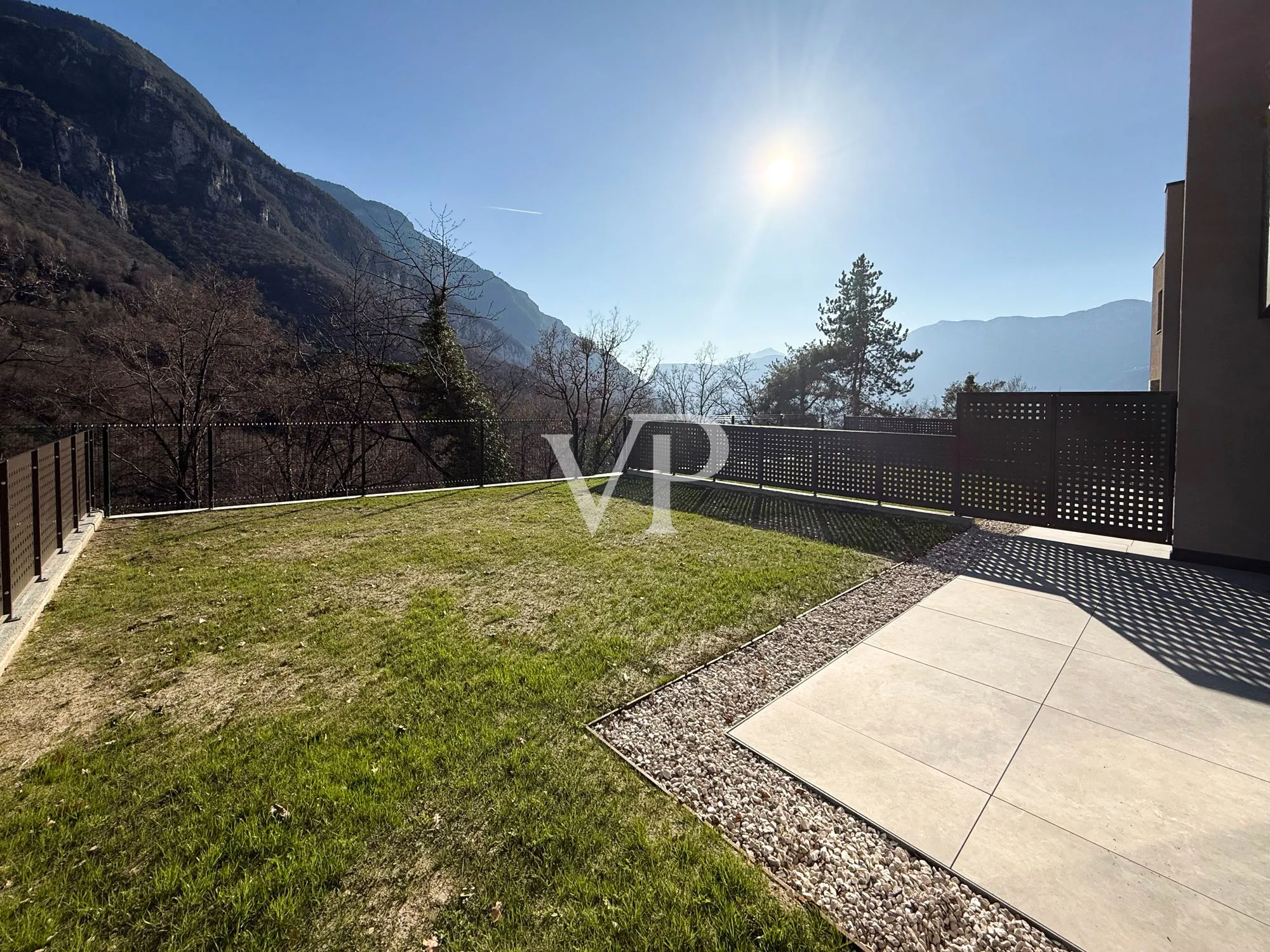 Elegante y moderno chalet adosado rodeado de vegetación.