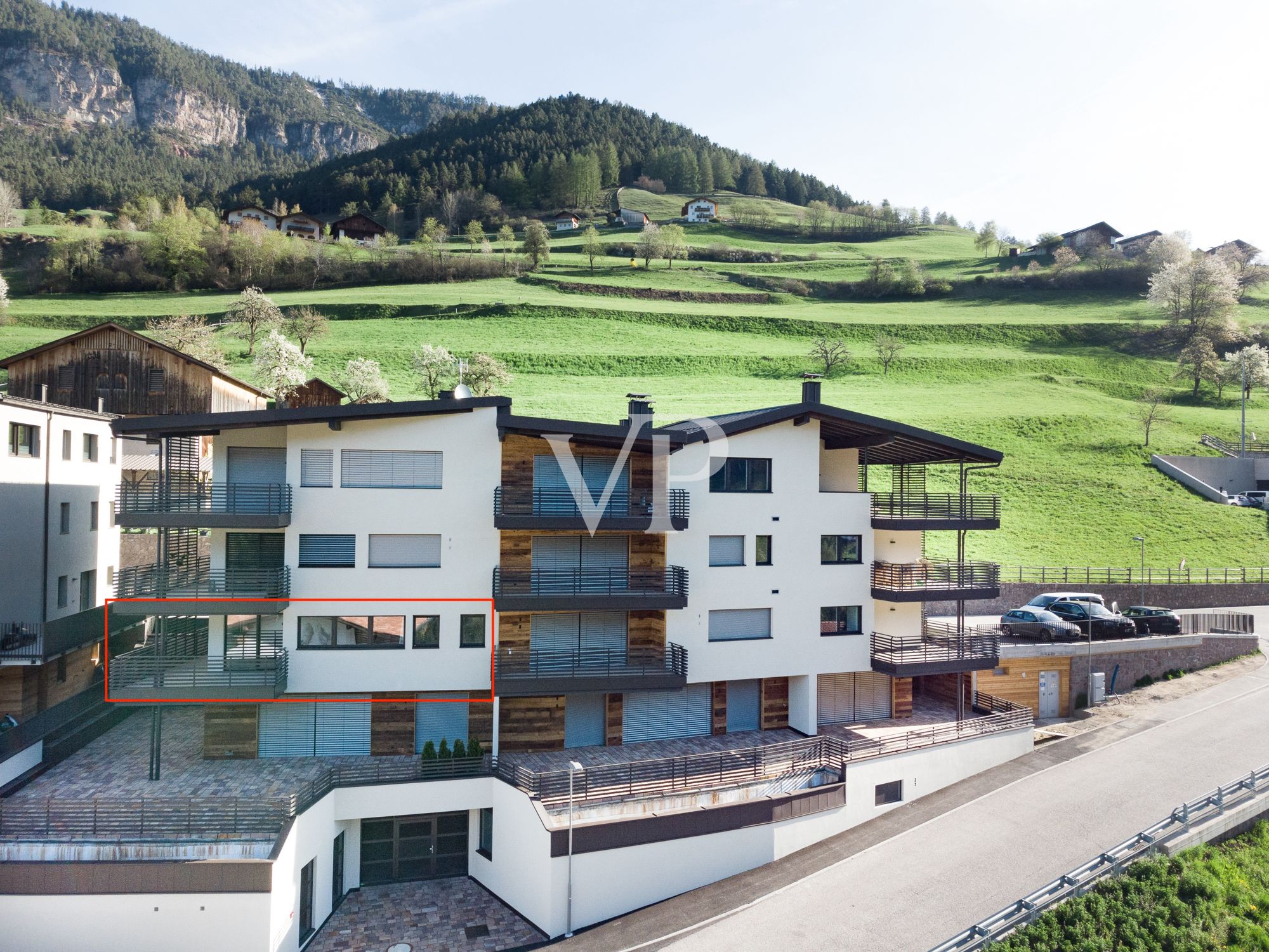 Nouvel appartement de quatre pièces avec terrasse et vue dégagée sur les montagnes