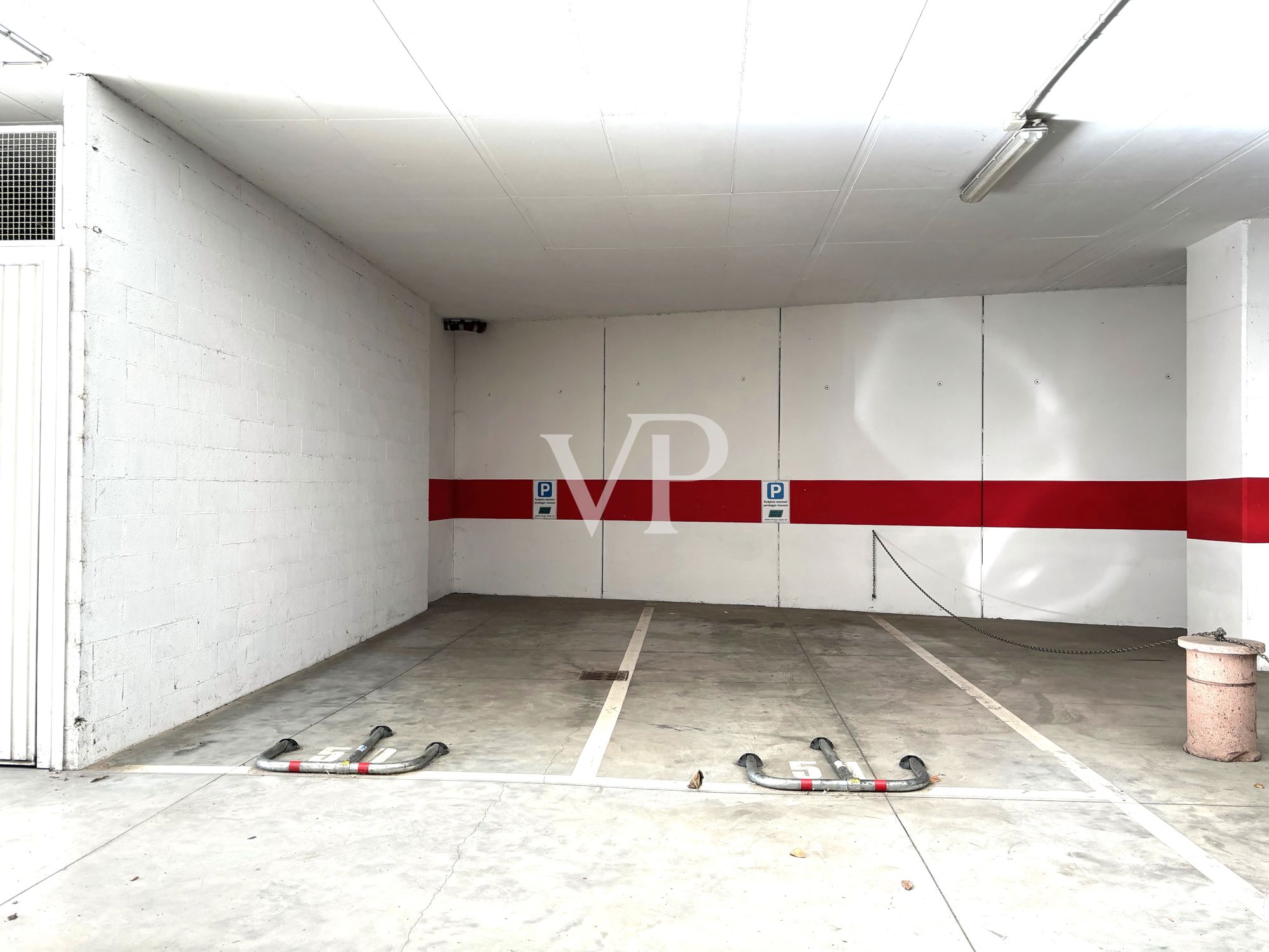 Ufficio Luminoso con Ampie Vetrate e Tre Posti Auto in Garage