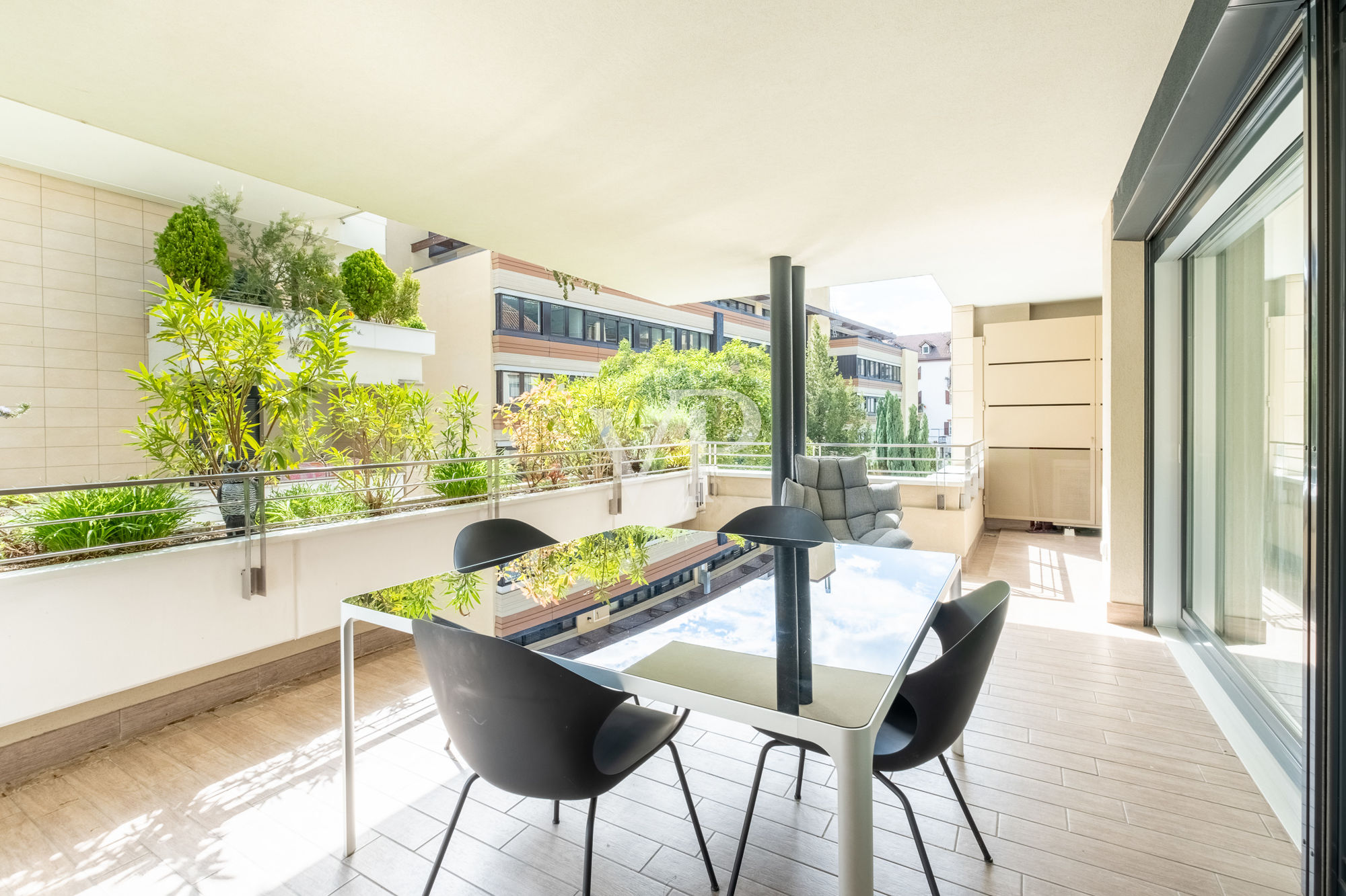 Refinado apartamento de tres habitaciones con terraza en un contexto codiciado