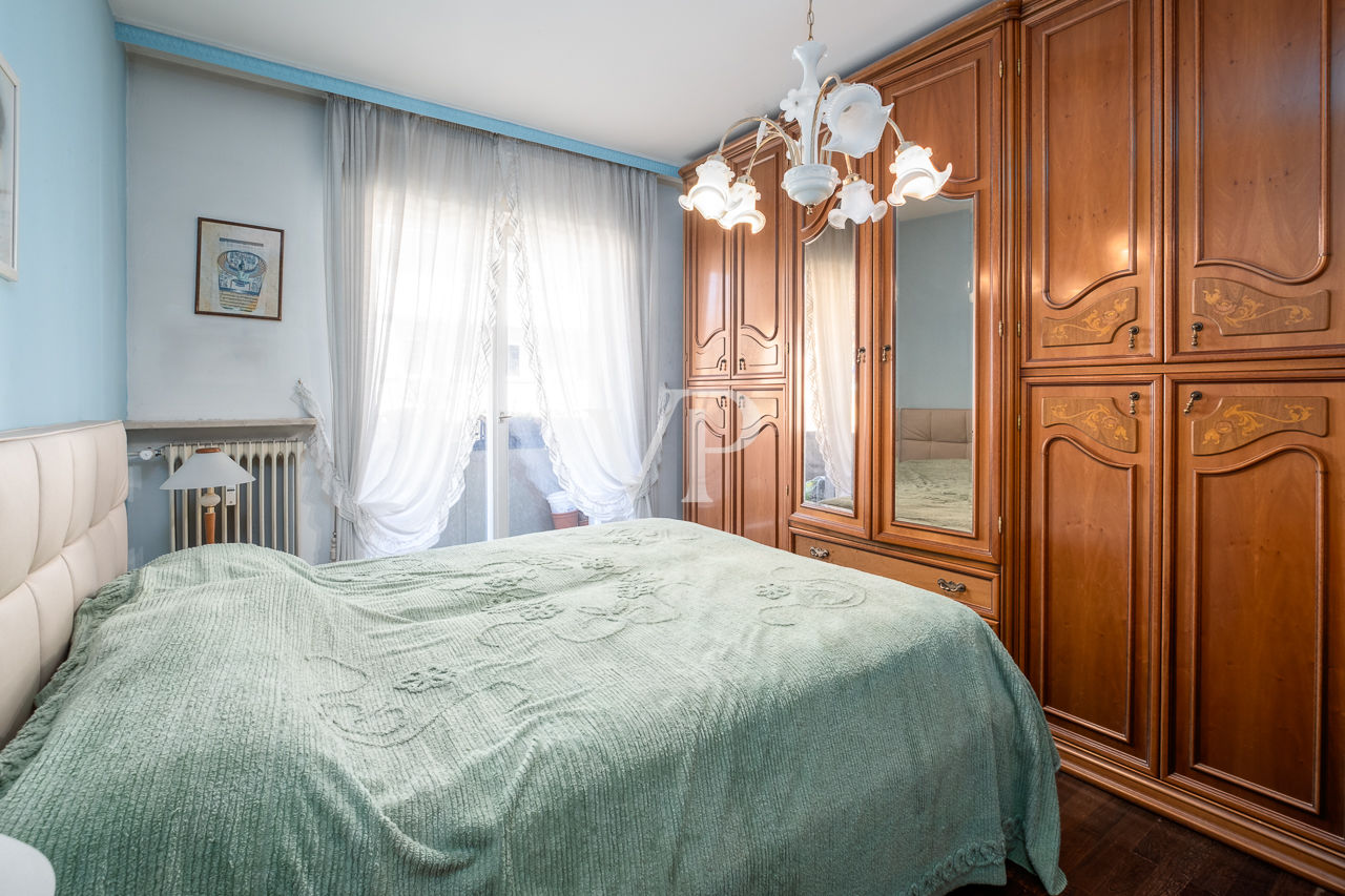 Apartamento de tres habitaciones para renovar en via Bassano del Grappa