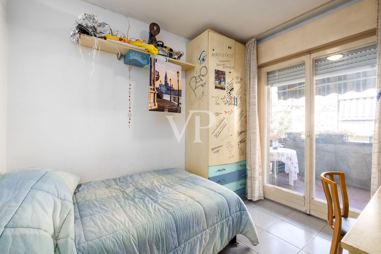 Apartamento de tres habitaciones para renovar en via Bassano del Grappa