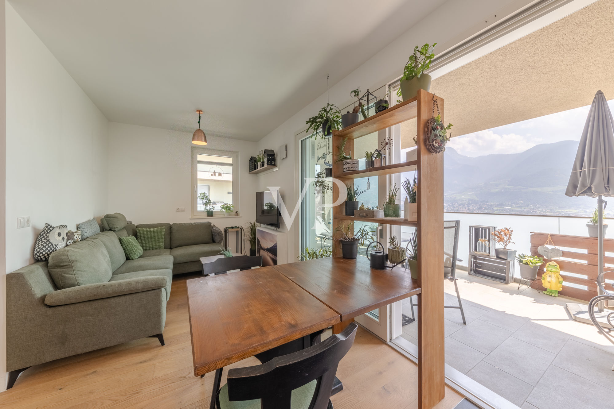 Moderne Wohnung mit großer Terrasse und Panoramablick