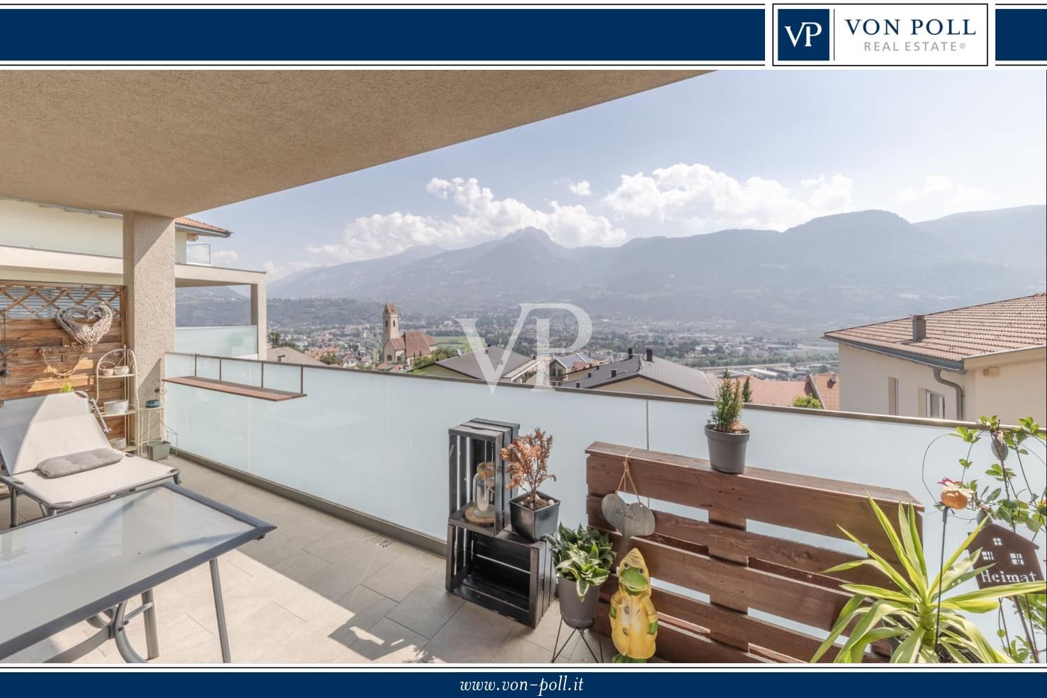 Appartamento moderno con ampia terrazza e vista panoramica