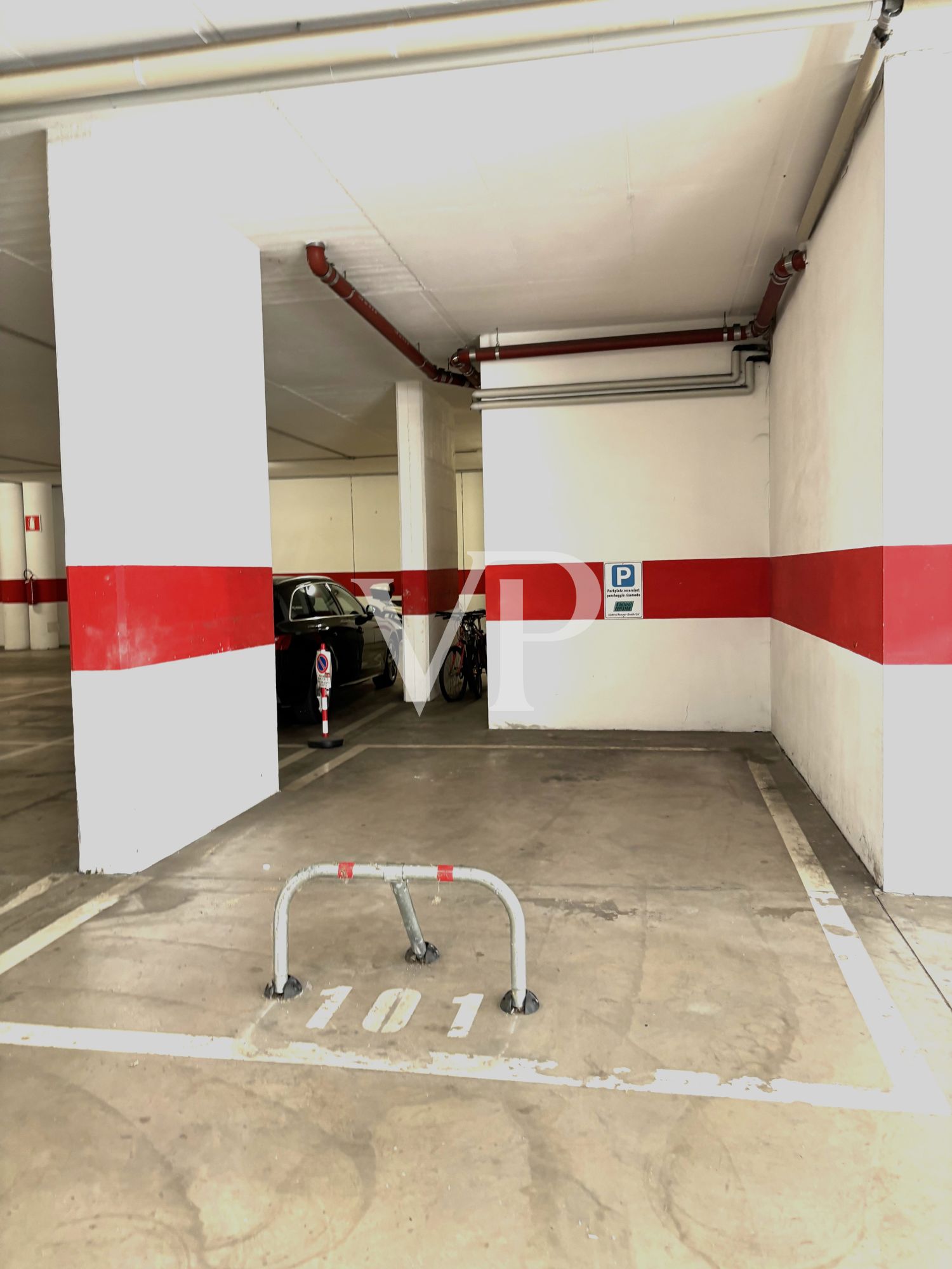 Ufficio Luminoso con Ampie Vetrate e Tre Posti Auto in Garage