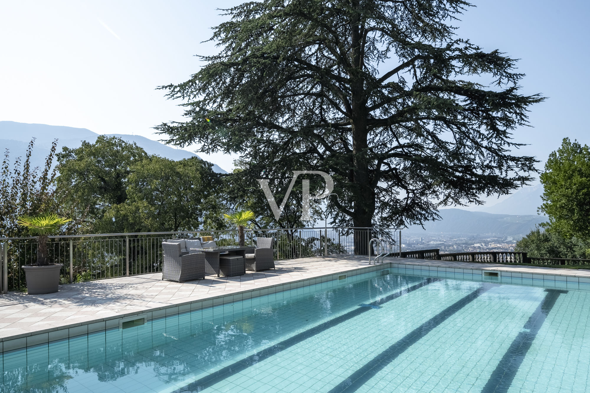 Una casa señorial con un jardín majestuoso y una vista encantadora