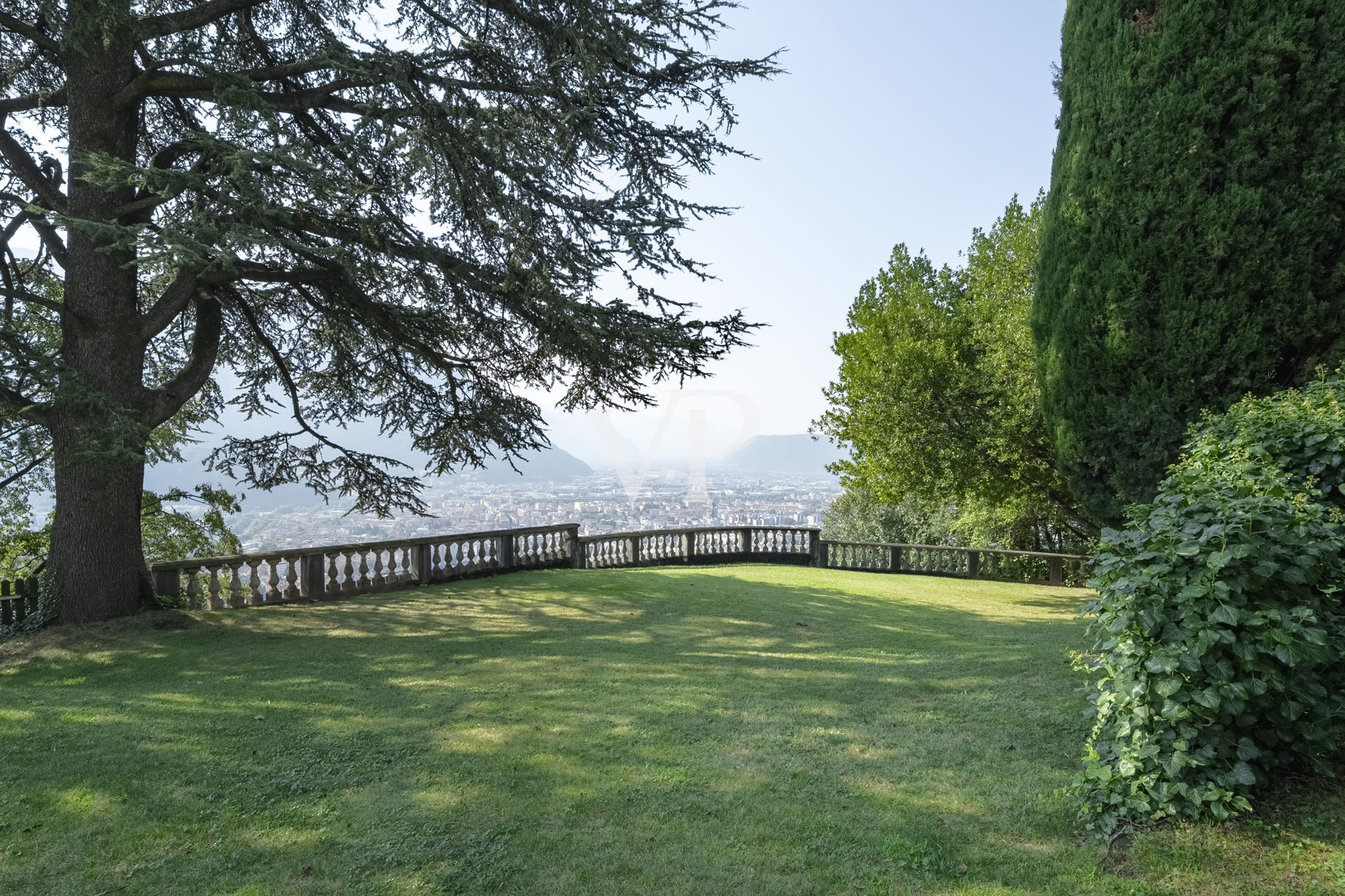 Une maison seigneuriale avec un jardin majestueux et une vue enchanteresse