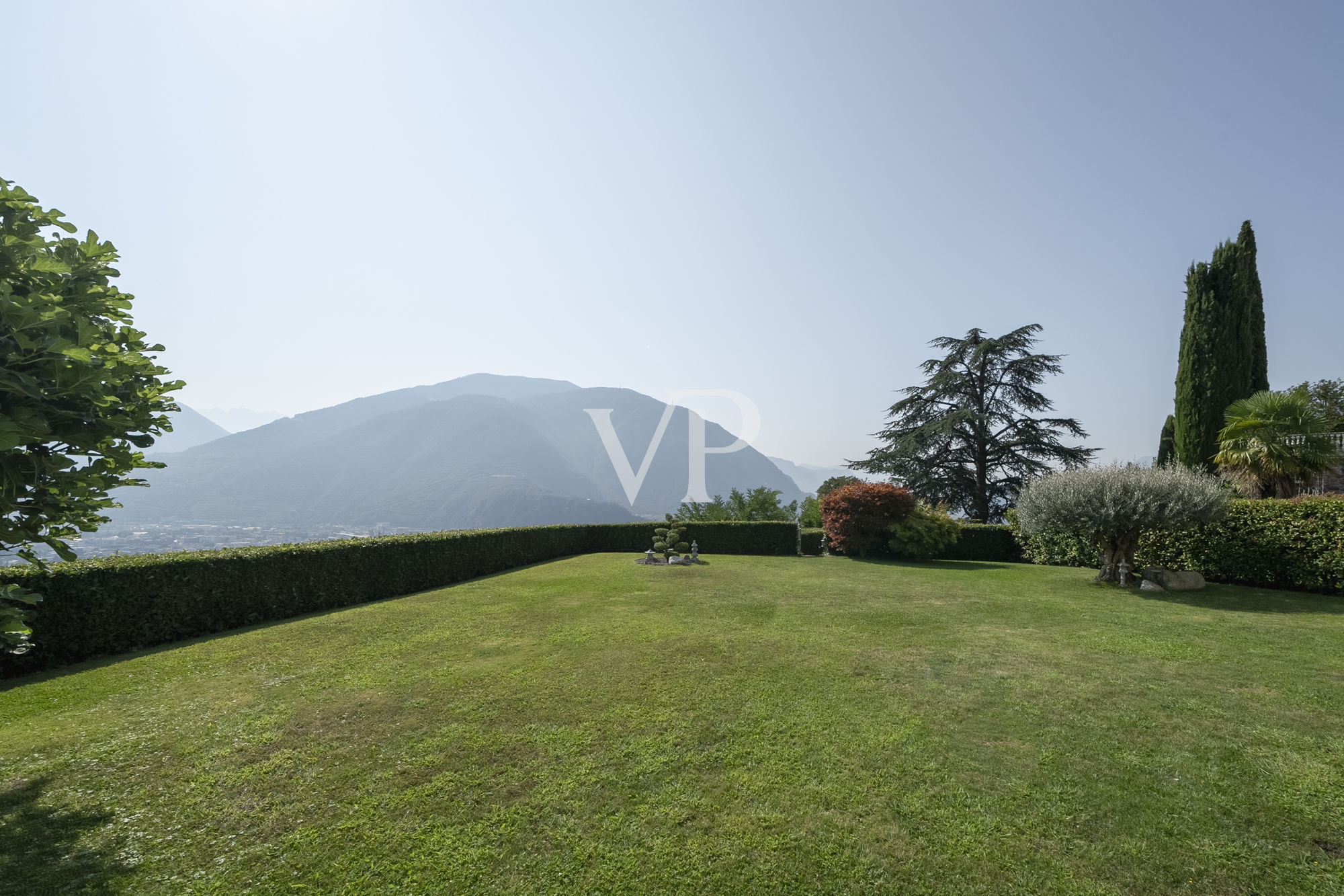 Una casa señorial con un jardín majestuoso y una vista encantadora