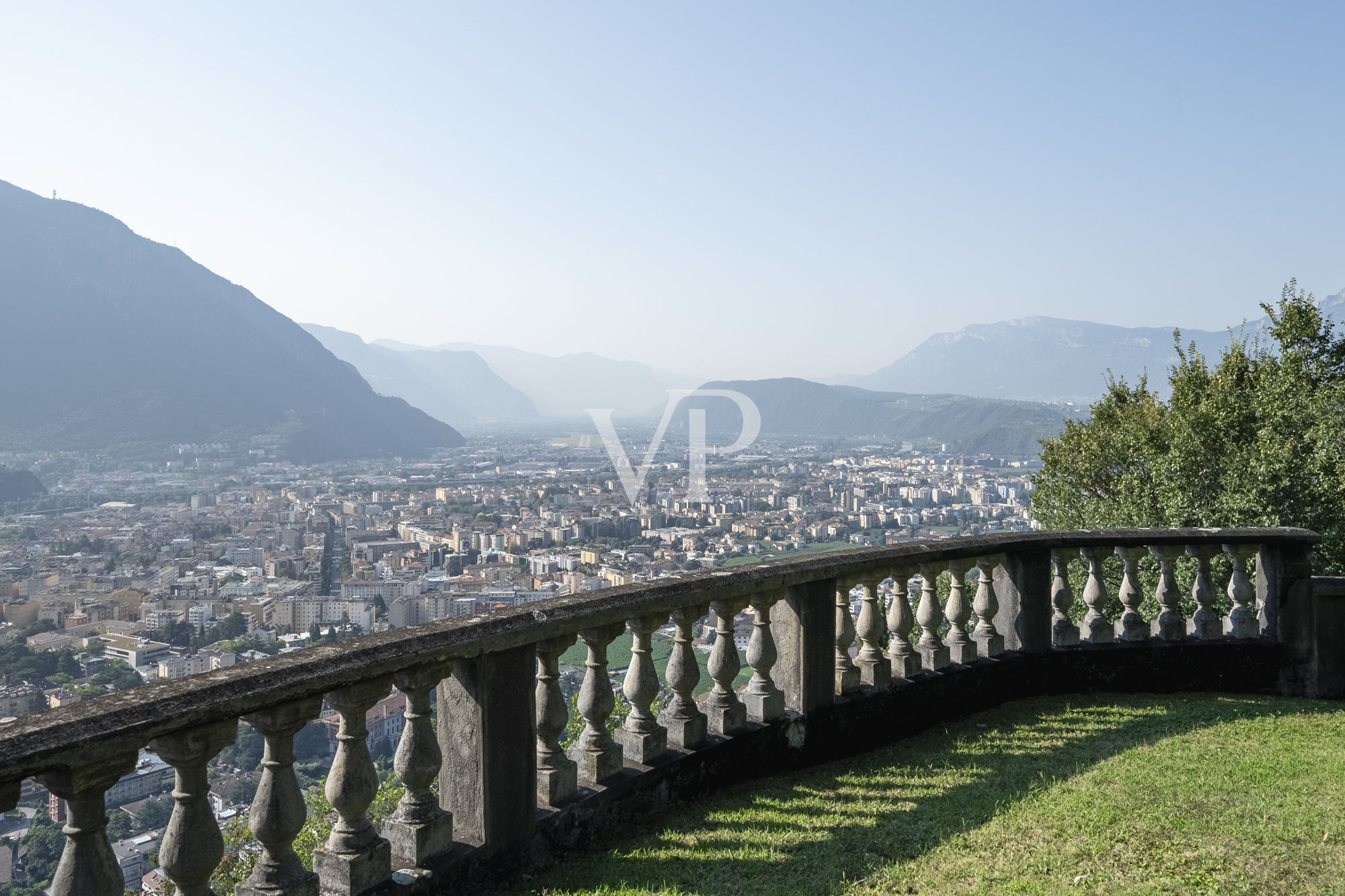 Une maison seigneuriale avec un jardin majestueux et une vue enchanteresse