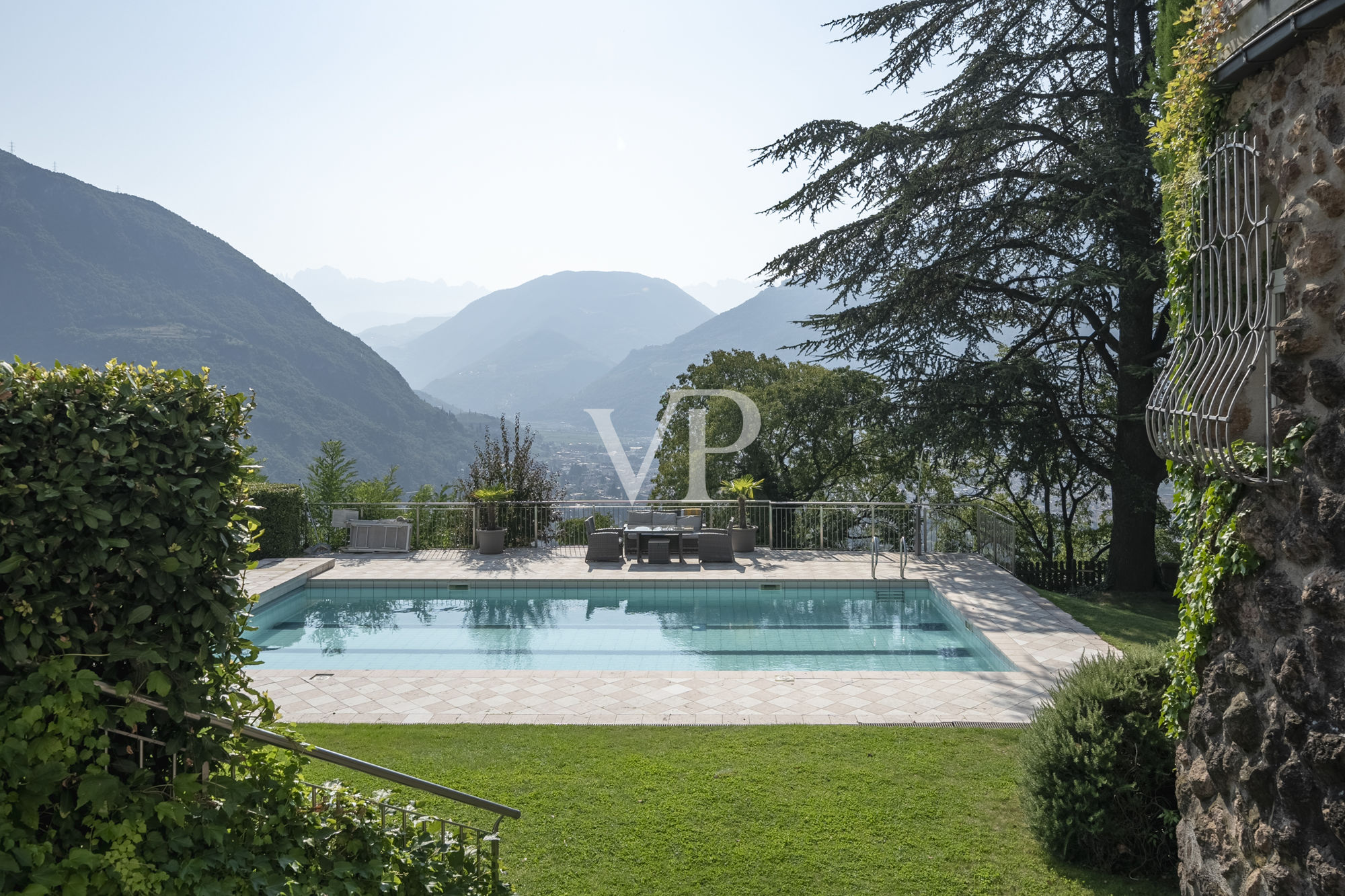 Une maison seigneuriale avec un jardin majestueux et une vue enchanteresse