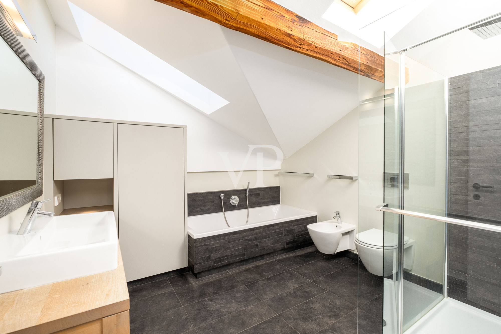 Gorgeous one-bedroom attic apartment in Exhibition Square