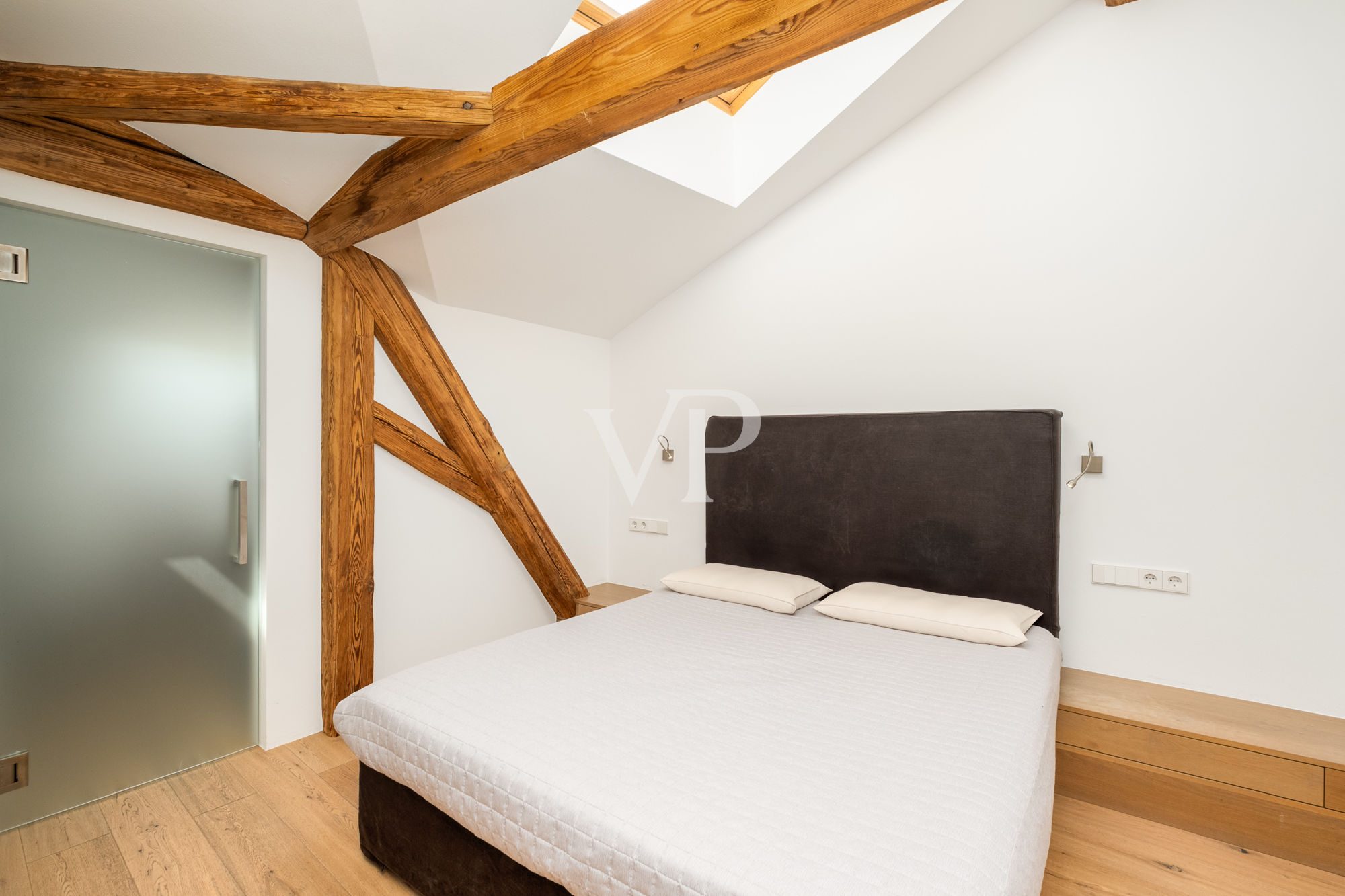 Gorgeous one-bedroom attic apartment in Exhibition Square