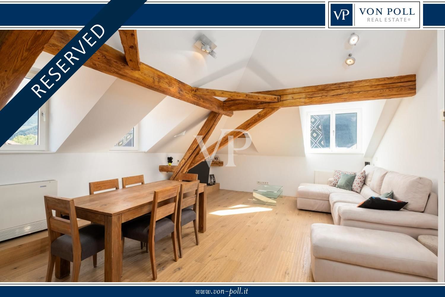 Gorgeous one-bedroom attic apartment in Exhibition Square