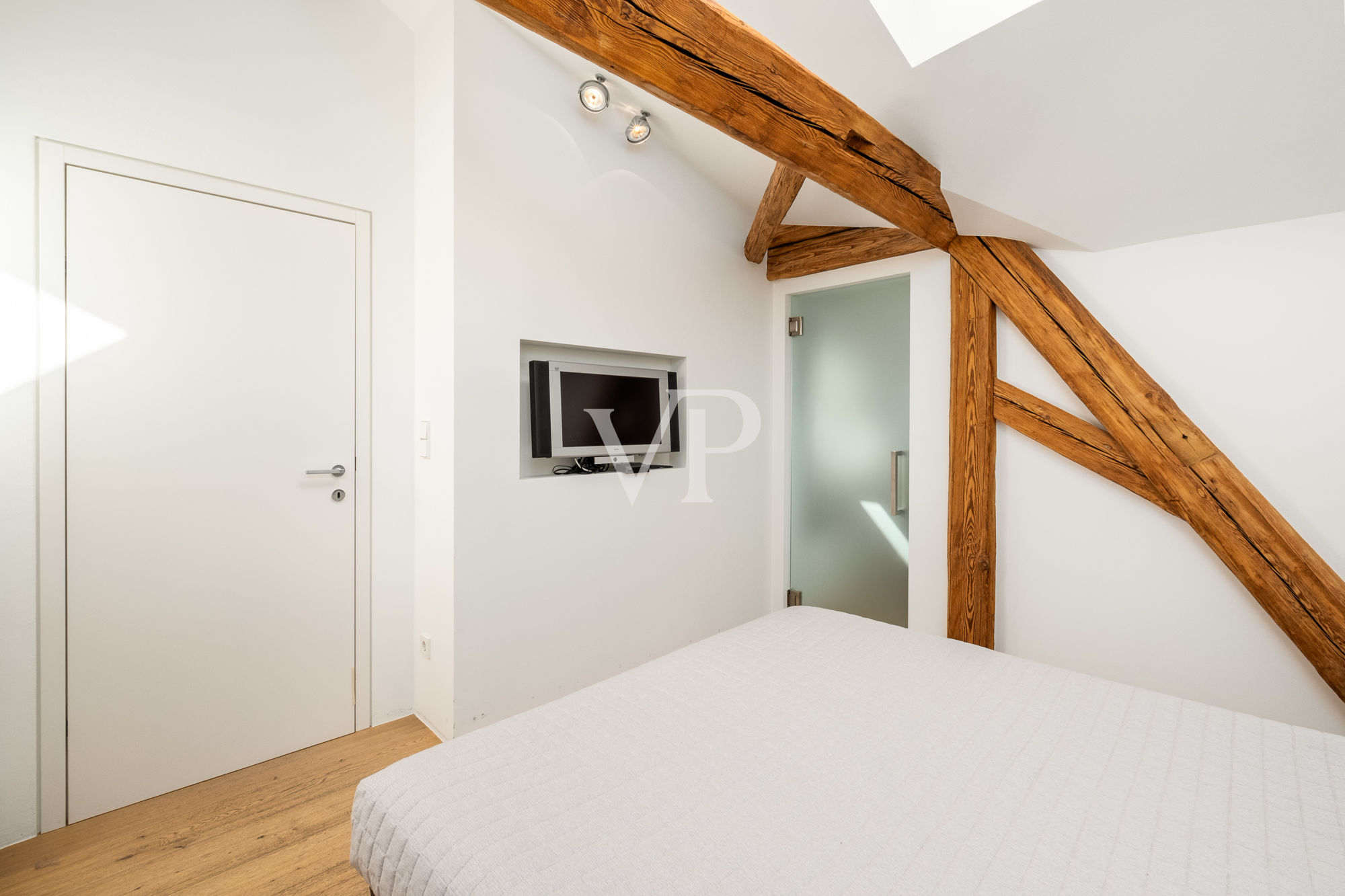 Gorgeous one-bedroom attic apartment in Exhibition Square