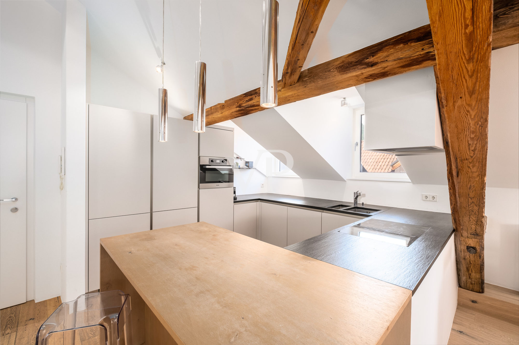 Gorgeous one-bedroom attic apartment in Exhibition Square