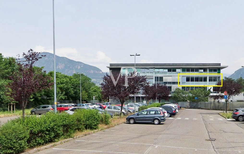 Helles Büro mit großen Fenstern und drei Parkplätzen in der Garage