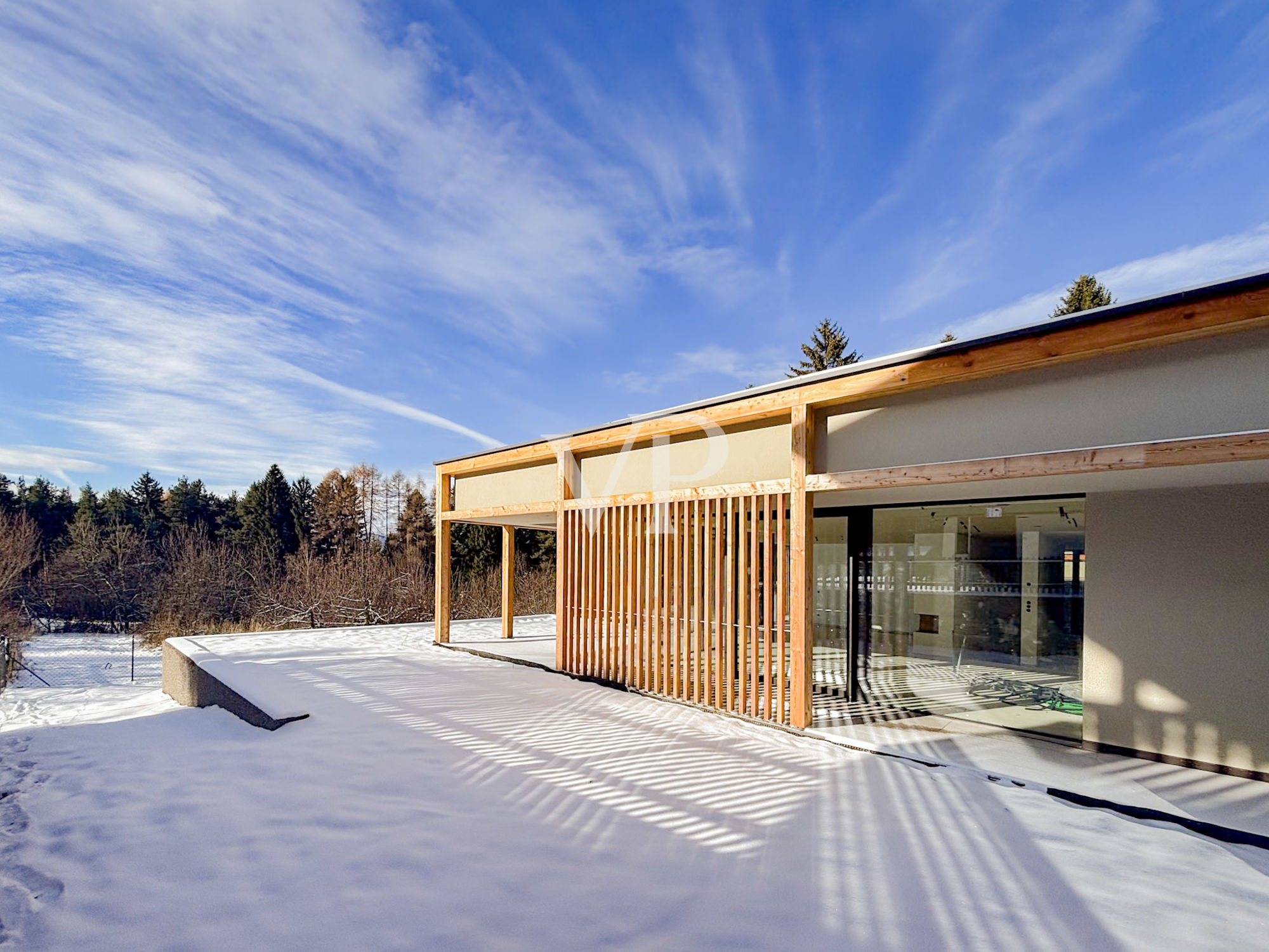 Chalet in alpenländischem Stil, unmittelbar am Golfplatz in Petersberg