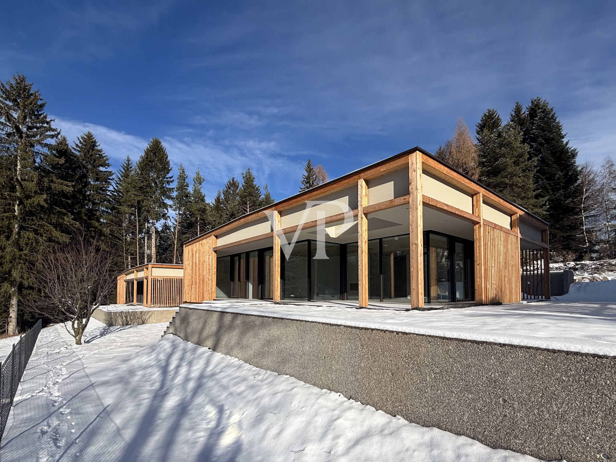 Chalet in alpenländischem Stil, unmittelbar am Golfplatz in Petersberg