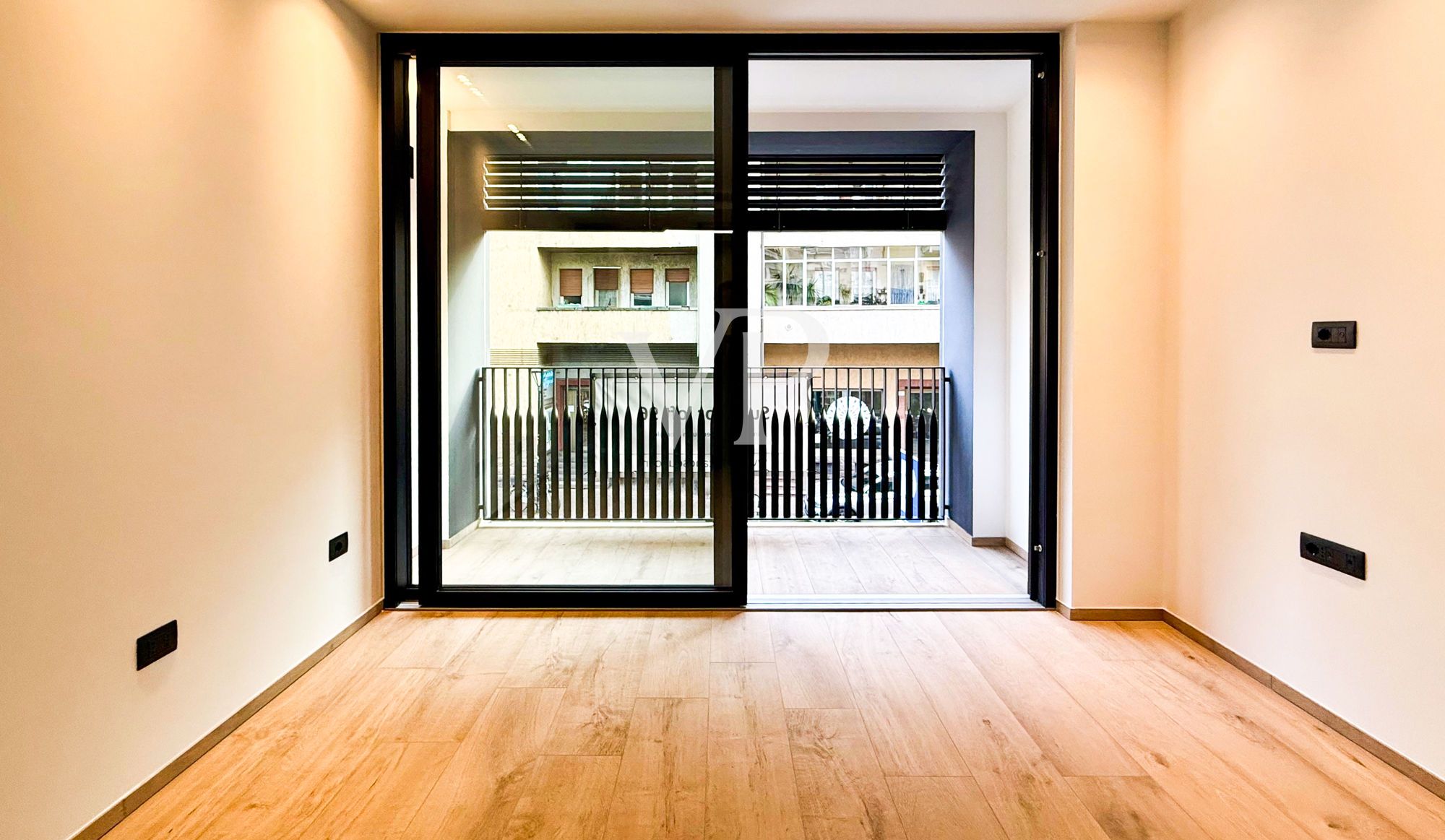 Geräumige und helle Zwei-Zimmer-Wohnung komplett renoviert