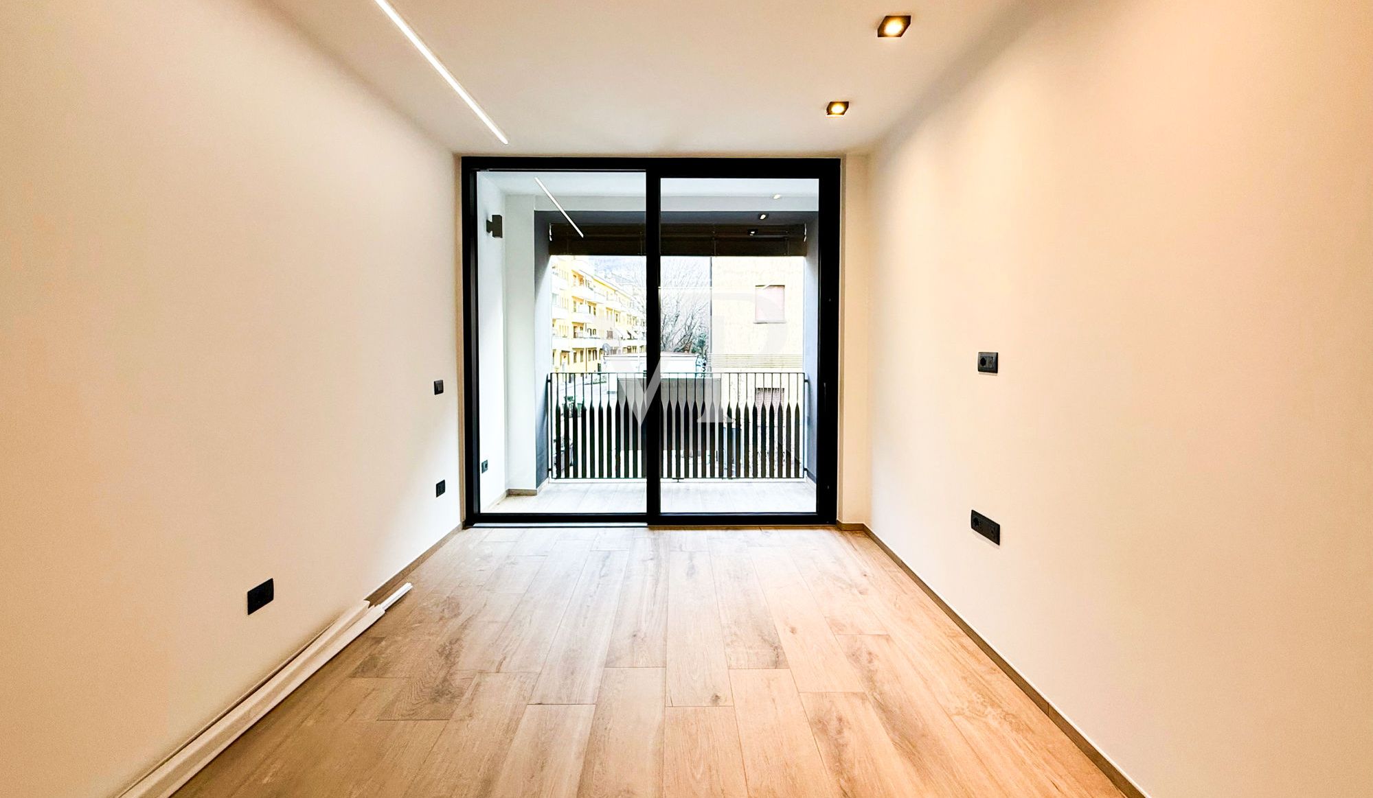 Geräumige und helle Zwei-Zimmer-Wohnung komplett renoviert