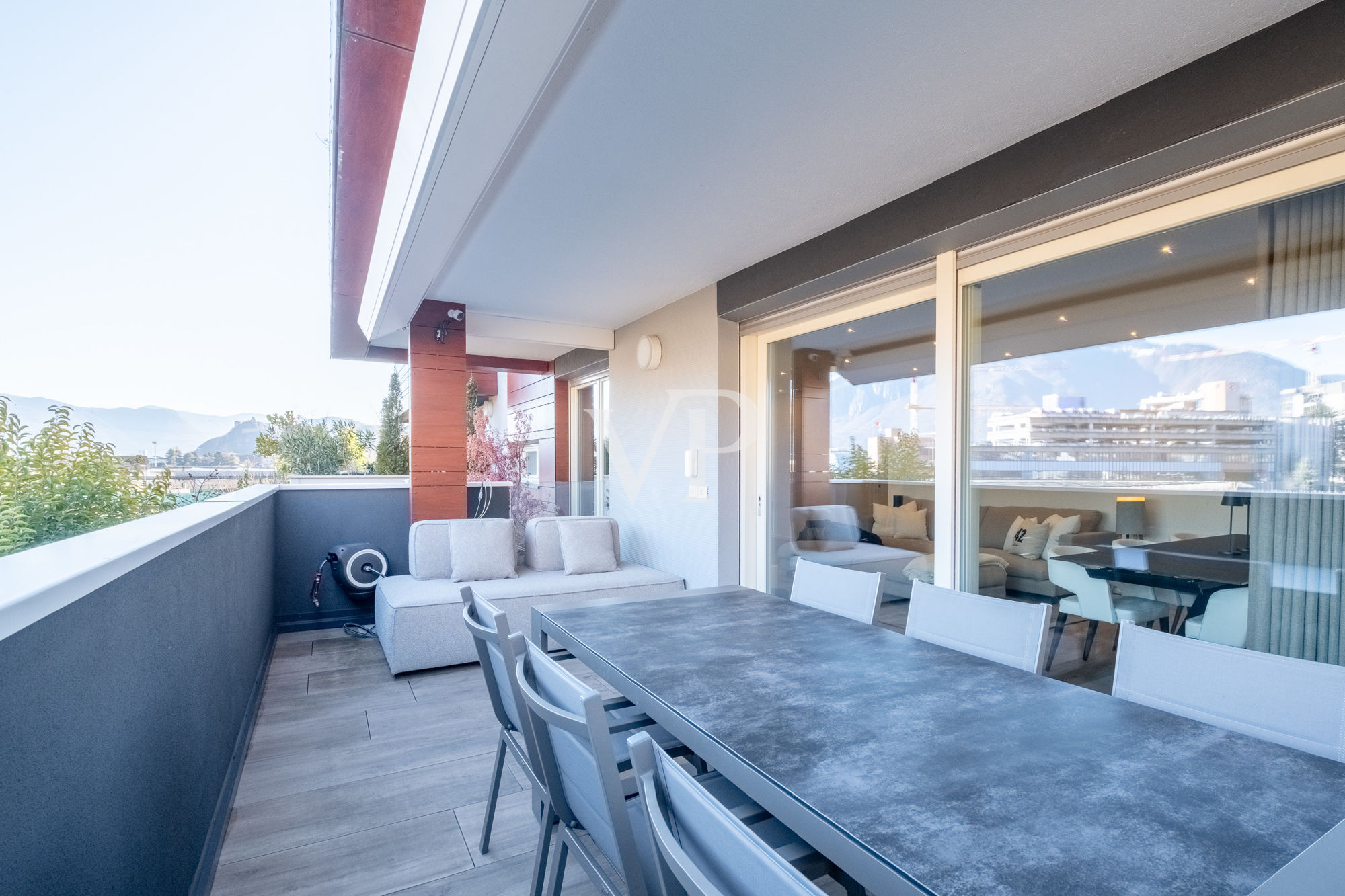 Prestigeträchtige Vier-Zimmer-Wohnung mit Terrasse und Garage