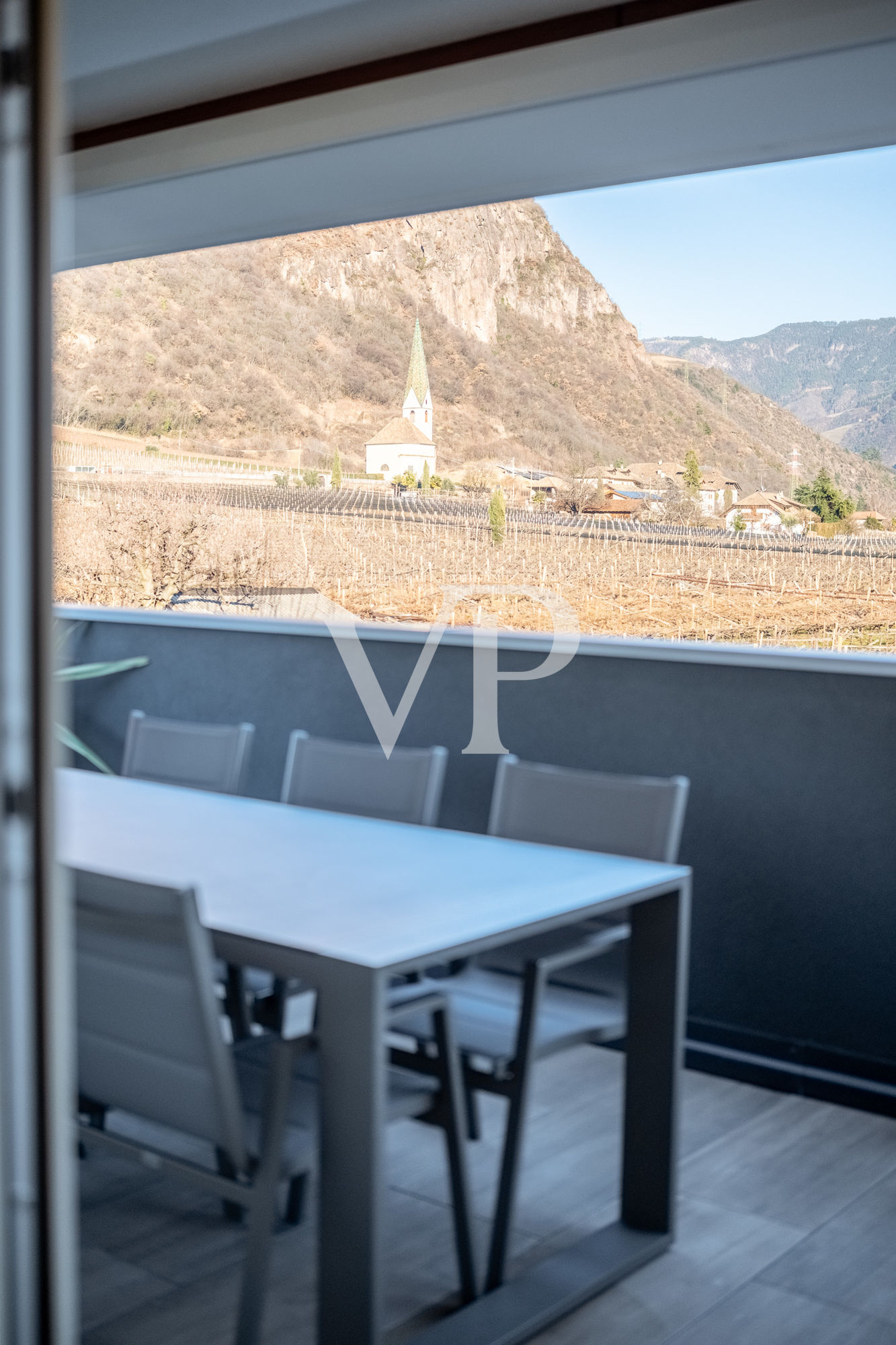 Prestigeträchtige Vier-Zimmer-Wohnung mit Terrasse und Garage
