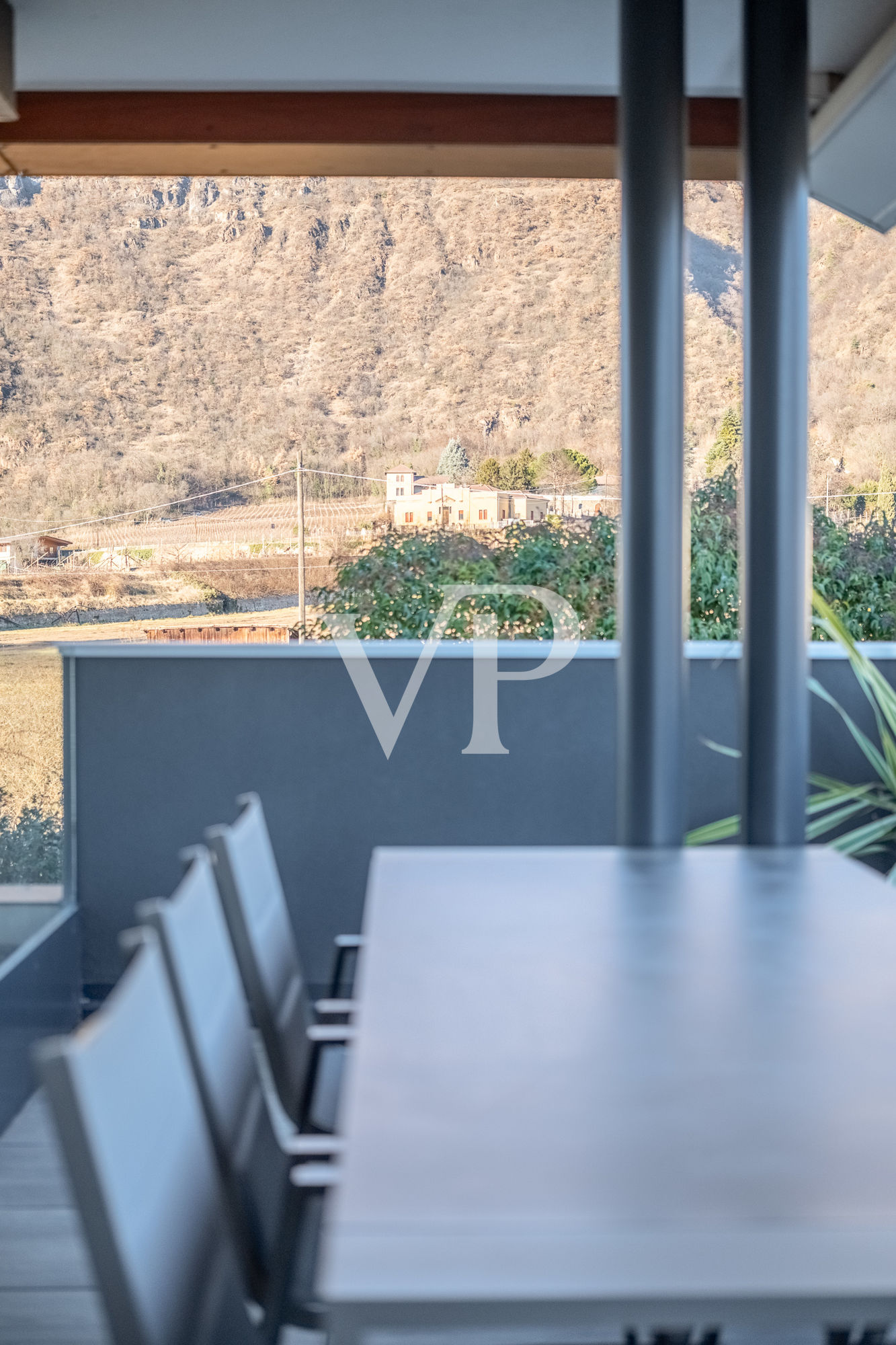 Prestigeträchtige Vier-Zimmer-Wohnung mit Terrasse und Garage